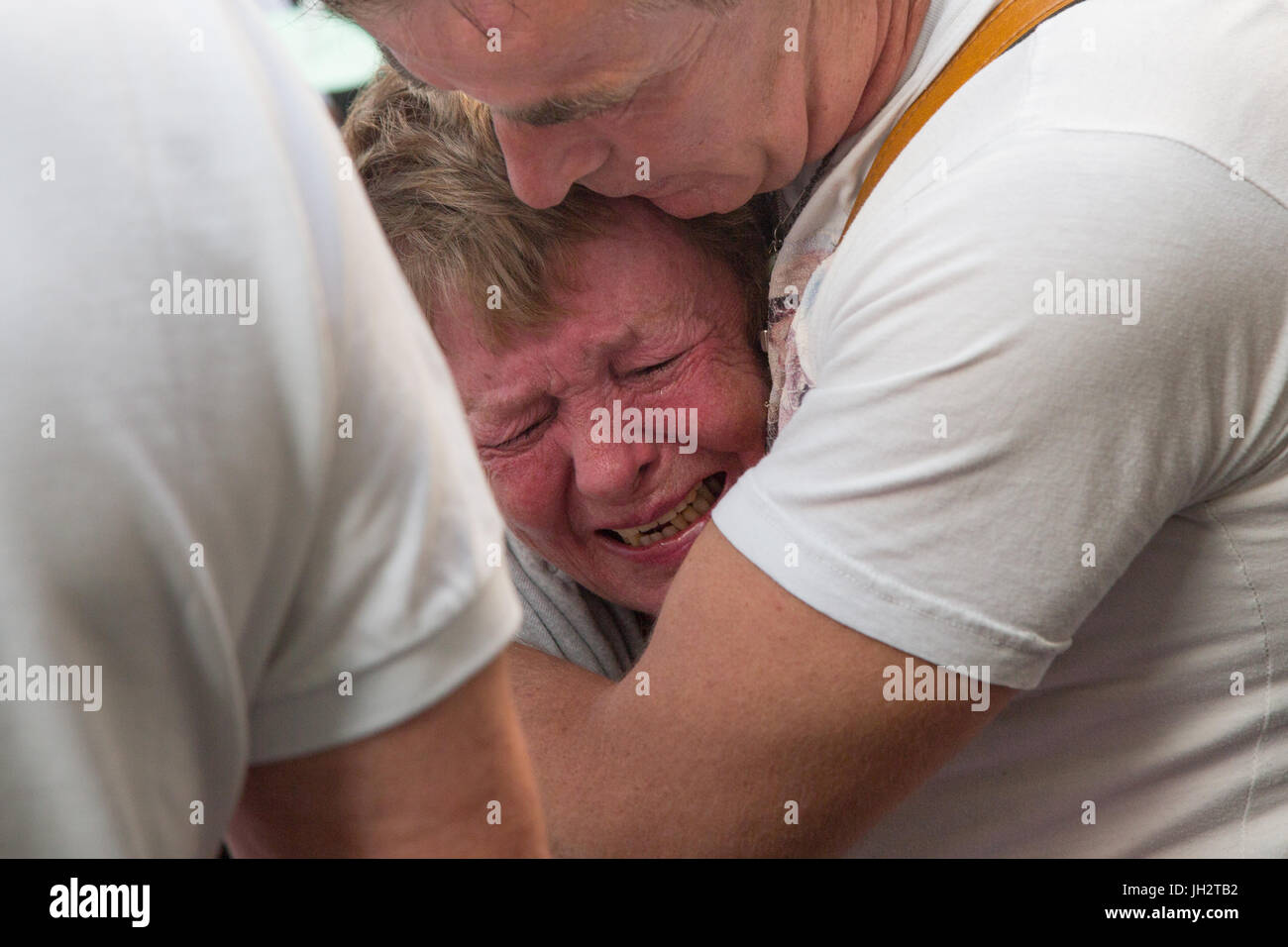 Londres, Royaume-Uni. 12 juillet 2017. Une femme pleure lors d'une une veillée pour marquer quatre semaines depuis l'incendie de la tour de Grenfell memorial wall sur Bramley Road. Credit : Thabo Jaiyesimi/Alamy Live News Banque D'Images