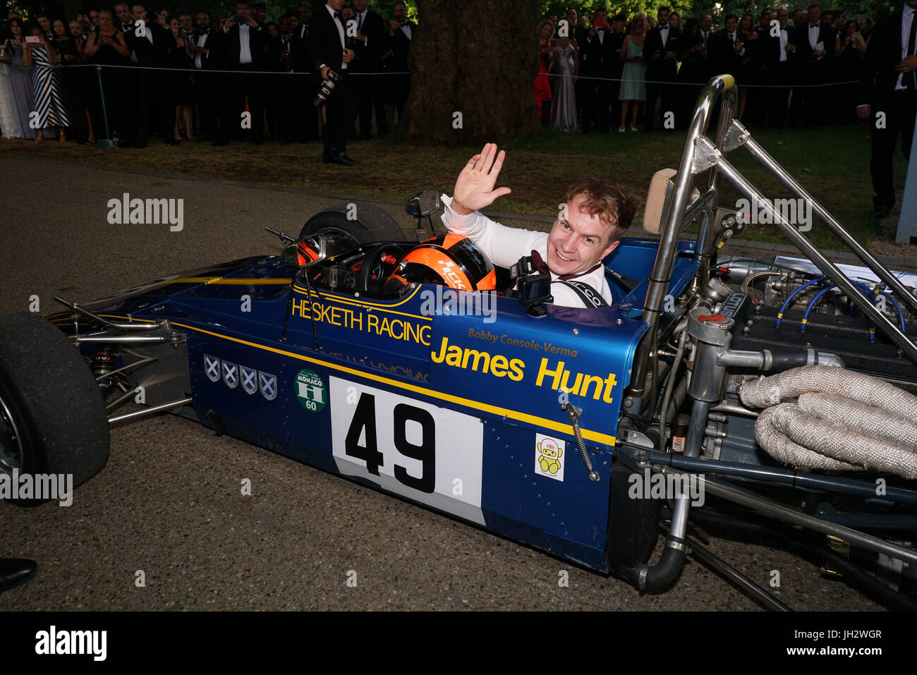 Club de Hurlingham, Londres, Angleterre, Royaume-Uni. 12 juillet, 2017. La Formule Un des légendes et des stars se tourna la tête sur le tapis rouge au Club de Hurlingham ce soir avant le prochain Grand Prix de Grande-Bretagne. Le Grand Prix Ball, un rapport social annuel-calendrier mettre en évidence, cette année, accueilli par Tiff Needell, David Coulthard et Christian Horner, soulève des milliers de livres pour la charité chaque année et a établi un partenariat avec la charité 'Wings for Life' de la fondation de la recherche sur la moelle épinière. Les clients et les célébrités l'air superbe dans leurs trousseaux élégants et ont eu droit à une démonstration exclusive F1 avant qu'un Gal Banque D'Images