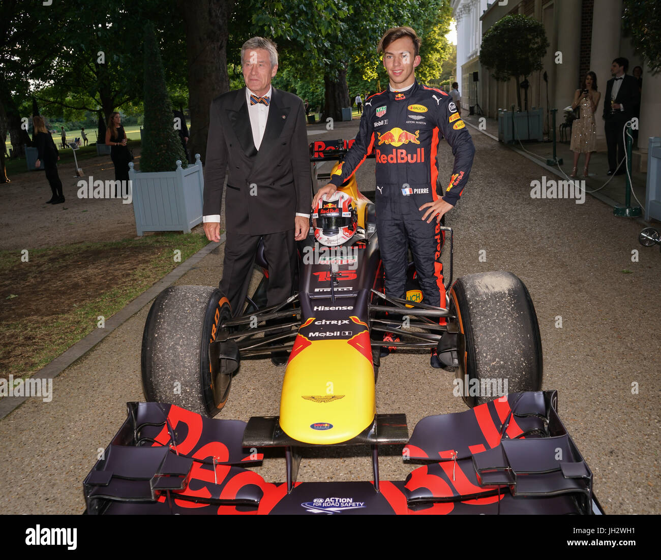 Club de Hurlingham, Londres, Angleterre, Royaume-Uni. 12 juillet, 2017. Pierre Gasly est une démonstration de Red Bull Racing au Grand Prix Ball a attiré une foule de célébrités étoilé la nuit dernière à Hurlingham Club , y compris les pilotes de Formule 1 ainsi qu'emblématique les voitures de Formule 1. Les clients se mêlait à l'élite estivale tout en étant enterained avec spectacles en direct par les artistes britanniques et des DJ d'avance sur le Grand Prix de Grande-Bretagne à Silverstone. Banque D'Images