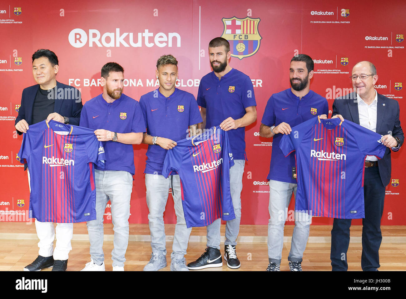 Tokyo, Japon. Le 13 juillet, 2017. (L à R) Rakuten président Hiroshi Mikitani, Lionel Messi, Neymar, Gerard Pique, Arda Turan et Manuel Arroyo vice-président pour le marketing et la communication au FC Barcelone, montrer les nouvelles du club saison 2017-2018 uniforme pendant une conférence de presse au siège de la Chambre pourpre Rakuten à Setagaya le 13 juillet 2017, Tokyo, Japon. Les stars de Barcelone a visité le siège de Tokyo de Rakuten, FC Barcelone, le nouveau partenaire mondial principal. Credit : AFLO Co.,Ltd/Alamy Live News Banque D'Images