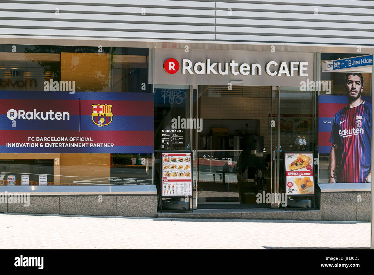 Photos et logos du club de football espagnol FC Barcelone sur l'affichage à l'extérieur à l'Rakuten Cafe à Shibuya le 13 juillet 2017, Tokyo, Japon. L'entreprise e-commerce japonais Rakuten Inc. est devenu principal du FC Barcelone Partenaire mondial à partir de la saison 2017-2018 dans le cadre d'un contrat de sponsoring de 4 ans qui a été signé en 2016. Barcelone, le match du jour des chandails pour la nouvelle saison sera également dévoilé à Tokyo et inclure le logo de Rakuten pour la première fois. (Photo de Rodrigo Reyes Marin/AFLO) Banque D'Images