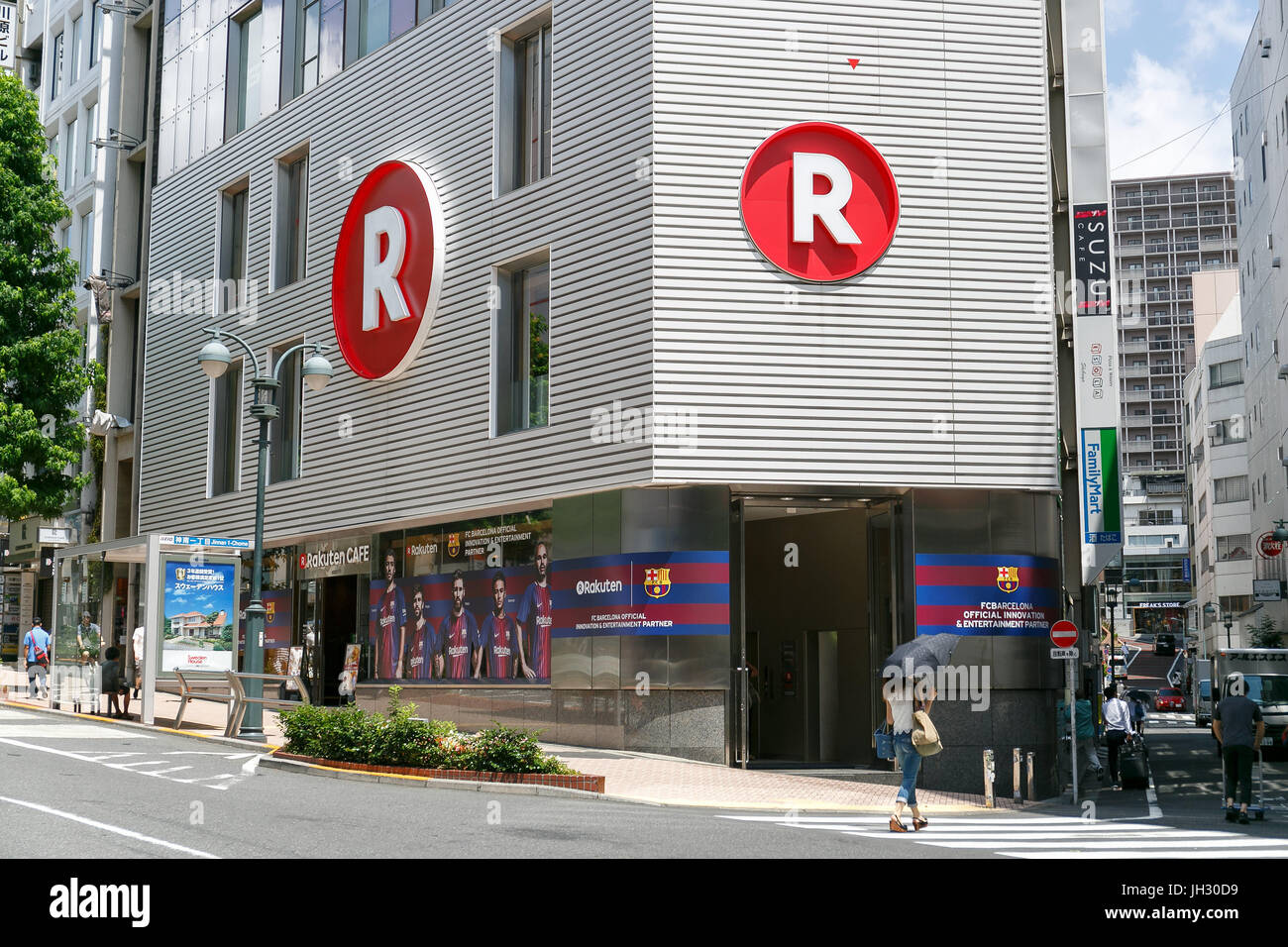 Photos et logos du club de football espagnol FC Barcelone sur l'affichage à l'extérieur à l'Rakuten Cafe à Shibuya le 13 juillet 2017, Tokyo, Japon. L'entreprise e-commerce japonais Rakuten Inc. est devenu principal du FC Barcelone Partenaire mondial à partir de la saison 2017-2018 dans le cadre d'un contrat de sponsoring de 4 ans qui a été signé en 2016. Barcelone, le match du jour des chandails pour la nouvelle saison sera également dévoilé à Tokyo et inclure le logo de Rakuten pour la première fois. (Photo de Rodrigo Reyes Marin/AFLO) Banque D'Images