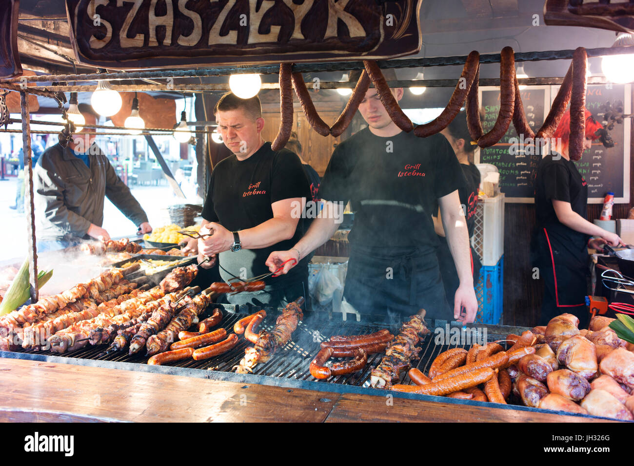 Les vendeurs d'aliments de vente de divers les charcuteries froides et du pain au cours de la fête de Pâques dans la vieille ville de Cracovie. Banque D'Images