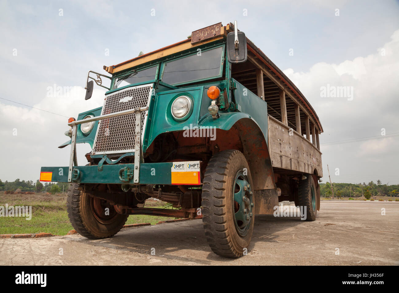 Bus d'époque encore en usage au Myanmar. Modification d'un WW2 ex armée britannique de modèle militaire canadien Chevrolet C60 camion. L'État môn, Myanmar Banque D'Images