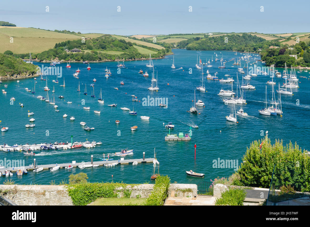 Vue de bateaux amarrés dans l'estuaire de Salcombe Banque D'Images