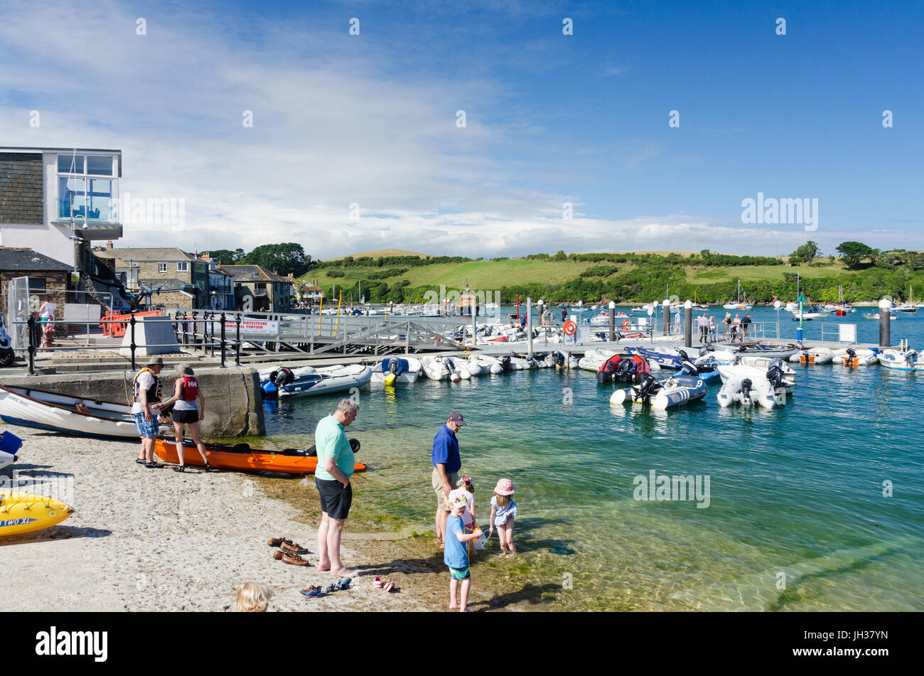 De nombreux canots gonflables attaché sur les pontons à Salcombe, Devon Banque D'Images