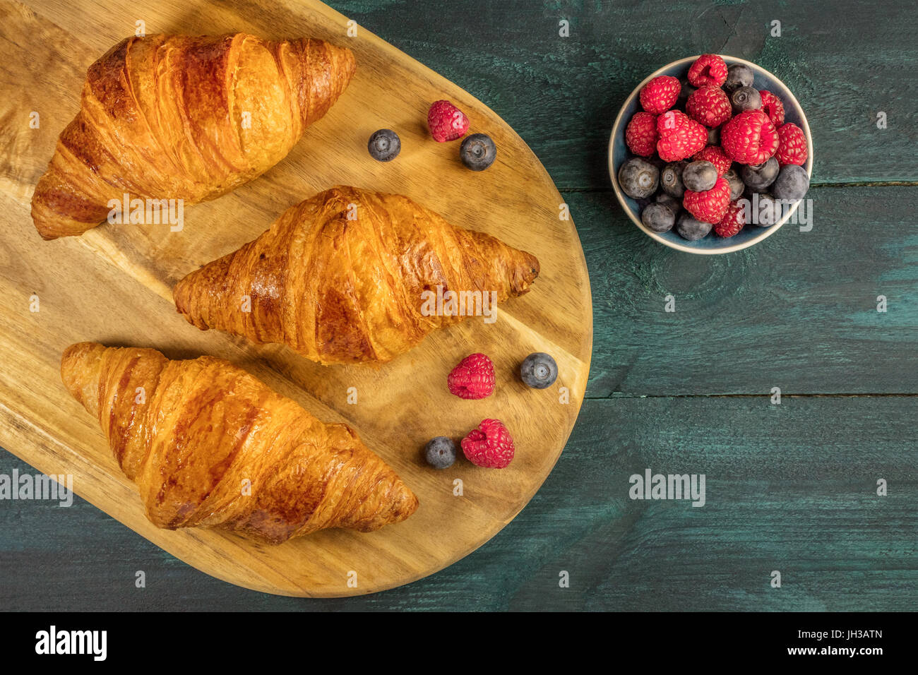 Croissants Et Fruits Rouges Croissant Aux Fruits Rouges Banque d'image et photos - Alamy