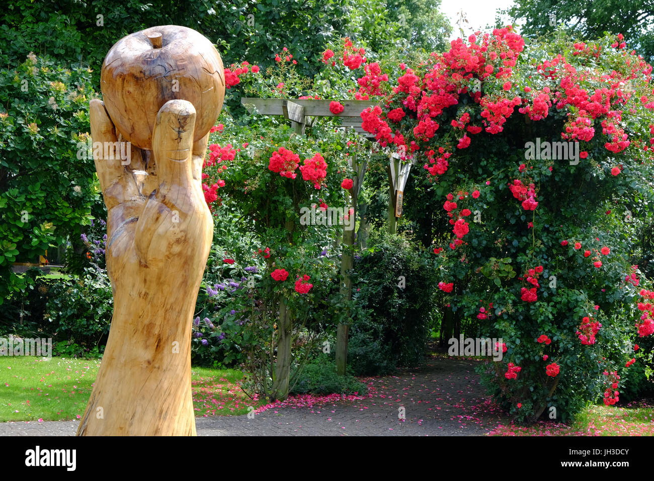 Sculpture en bois de la main de sir Isaac Newton et la pomme au Wyndham Park, Grantham, Lincolnshire, Angleterre, RU Banque D'Images