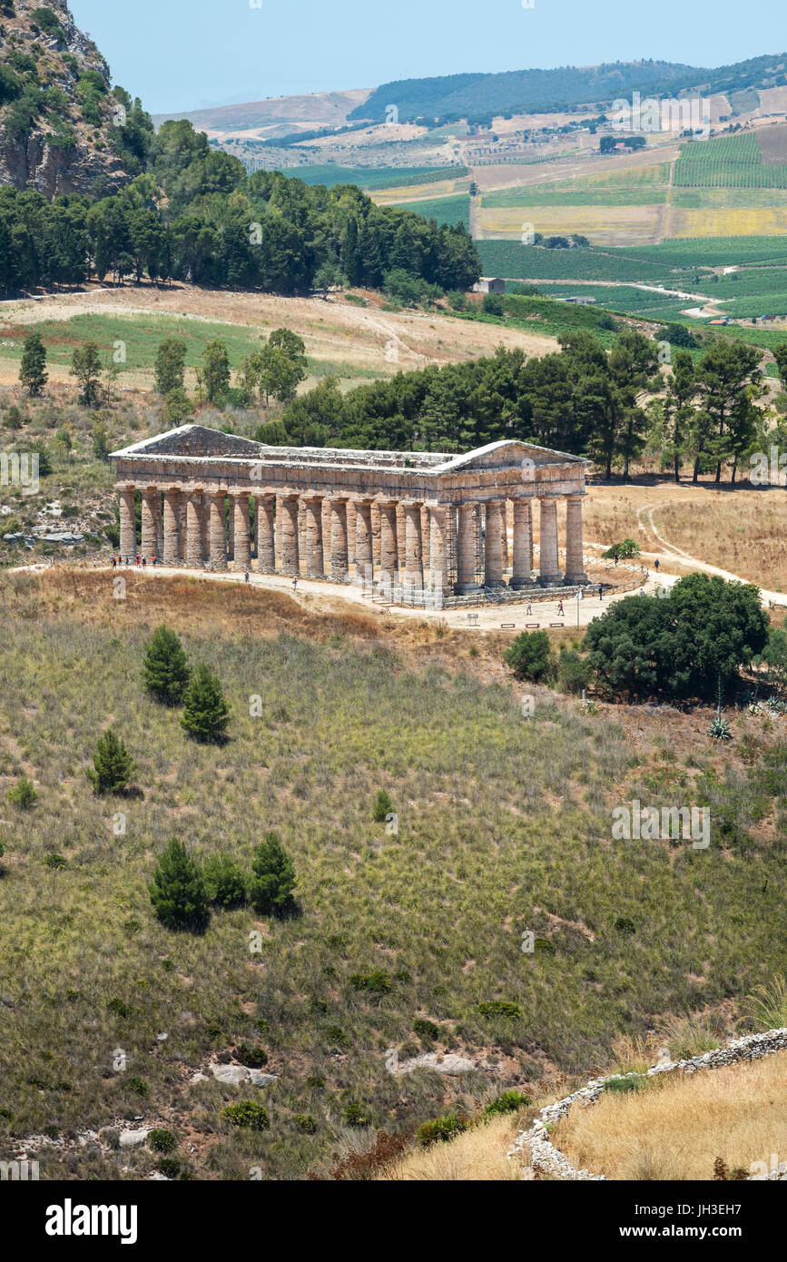 Le 5ème siècle avant J.-C. temple dorique de Ségeste, et le paysage de l'ouest de la Sicile, en Italie. Banque D'Images