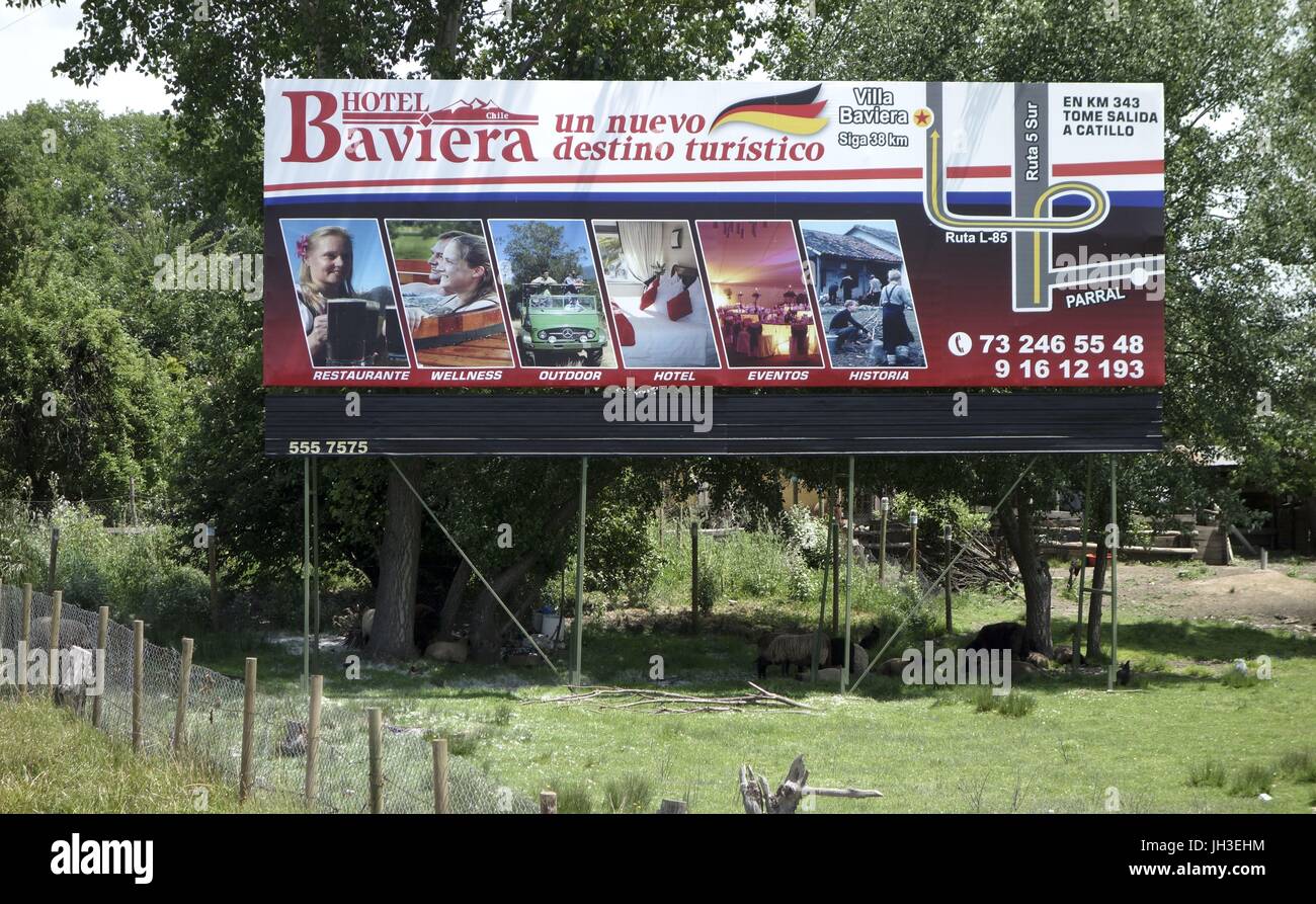L'affiche de publicité pour l'hôtel Baviera dans l'ex-Colonia Dignidad (aujourd'hui Villa Baviera). (Photo prise 2015-11-11) | conditions dans le monde entier Banque D'Images