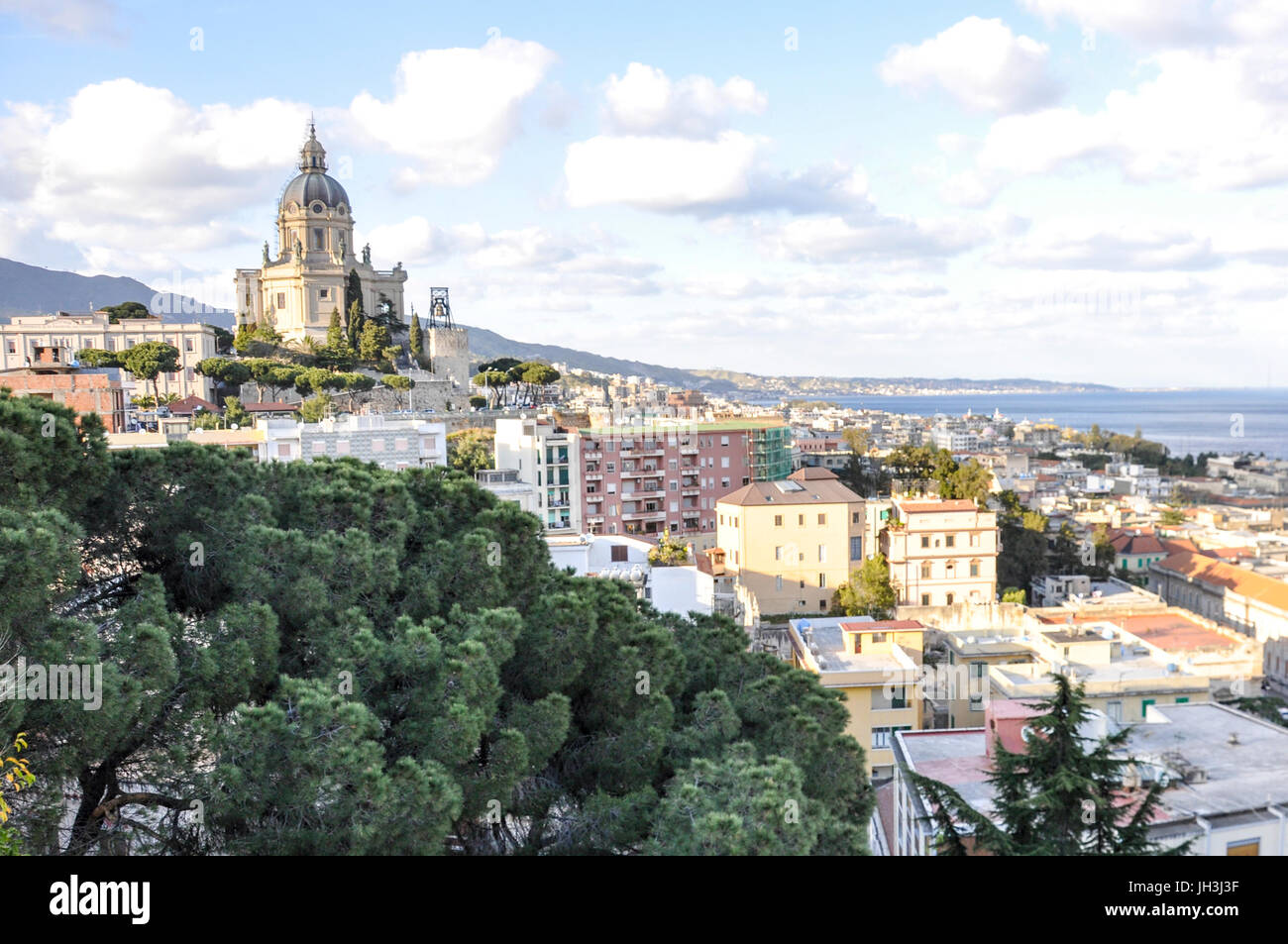 Vue panoramique de la ville de Messine et le culte du Christ Roi, Sacrario Re Di Christo, Sicile, Italie. Banque D'Images