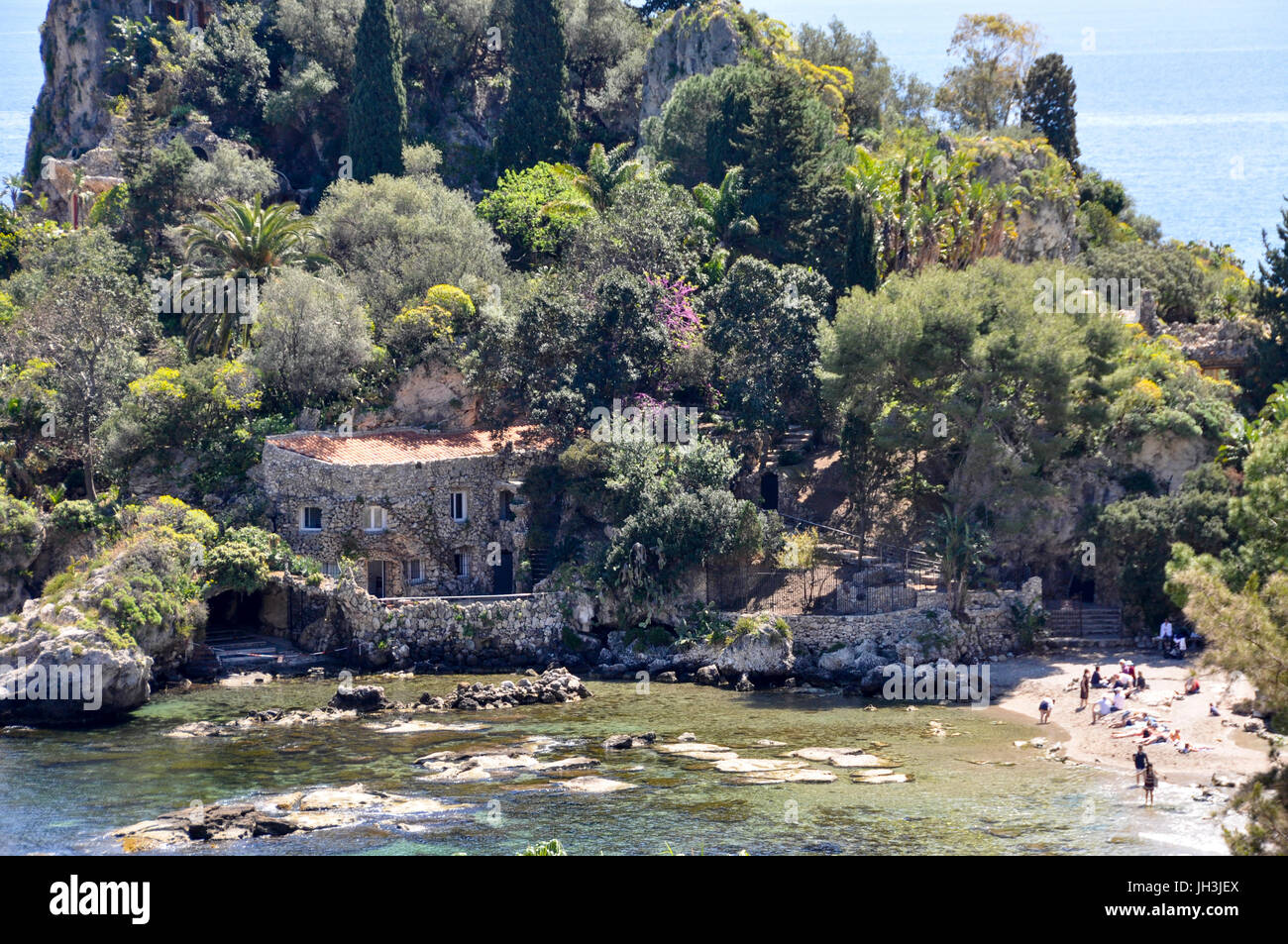 Promontoire rocheux et récif à la plage de Taormina, Sicile, Italie. Banque D'Images