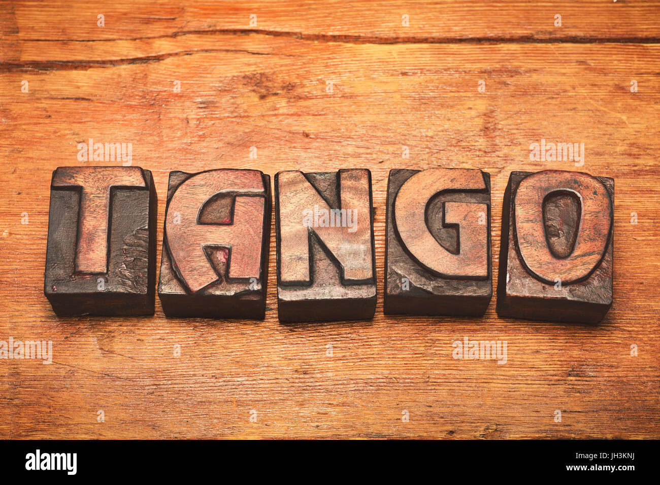 Mot tango fait de la typographie vintage éparpillés sur la surface des blocs en bois Banque D'Images
