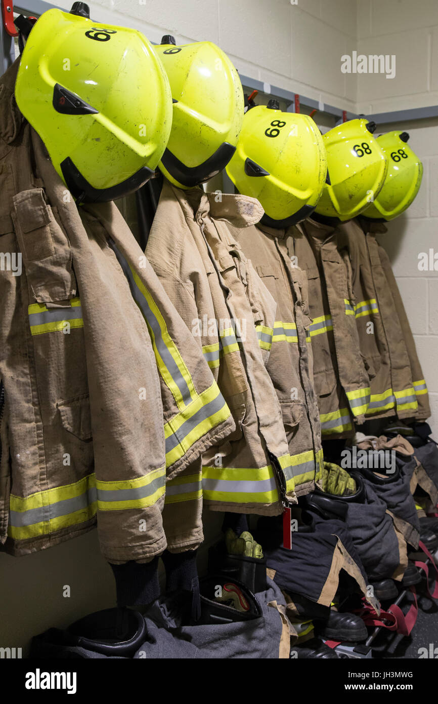 Vêtements de protection et casques de pompiers sont soigneusement disposées pour une réponse rapide Banque D'Images