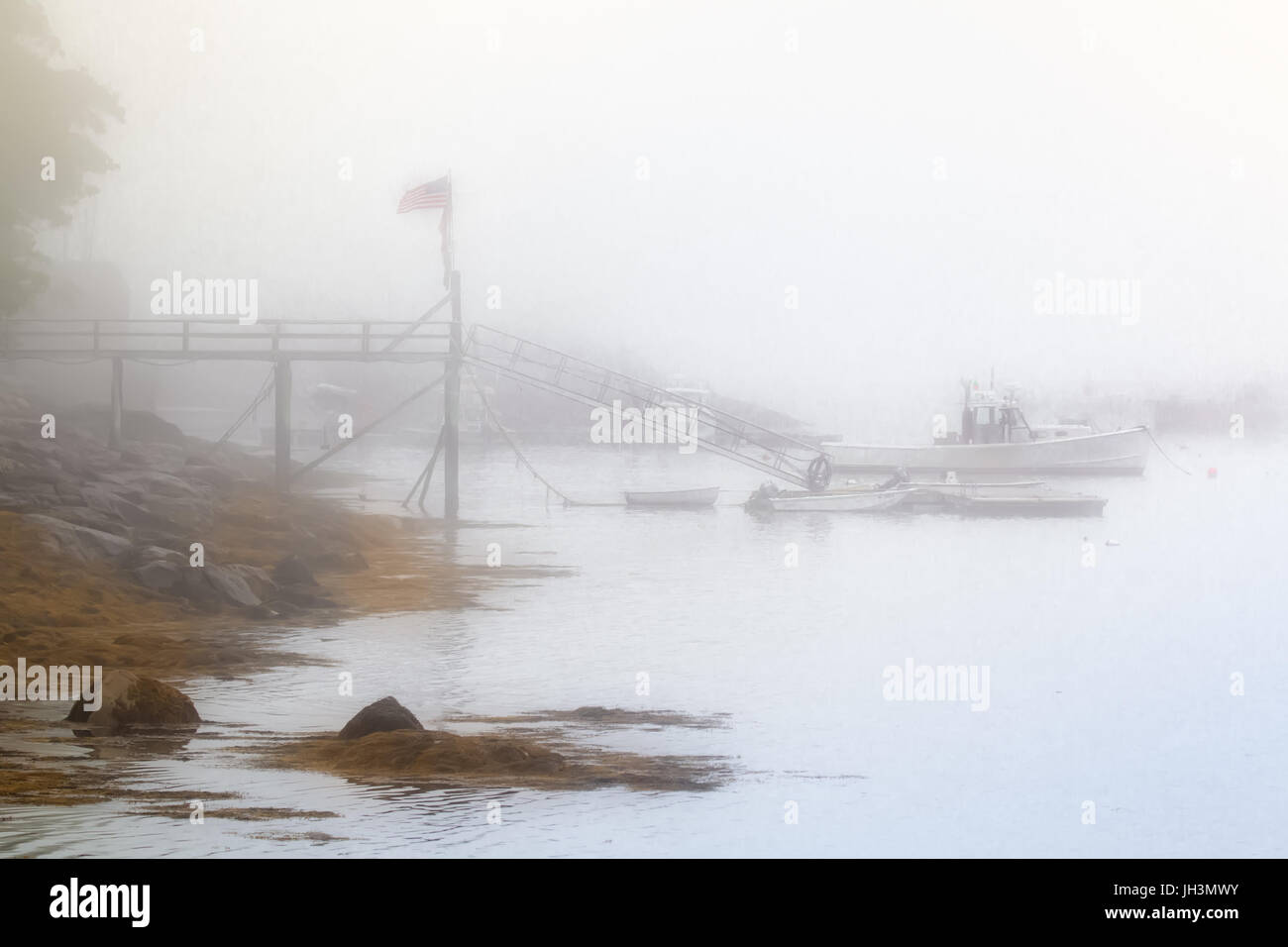 Matin brumeux linceul de brouillard de petits bateaux de pêche, une jetée et la télévision américaine à l'entrée de la baie Muscongus inférieur à Brême, Maine, USA. Banque D'Images