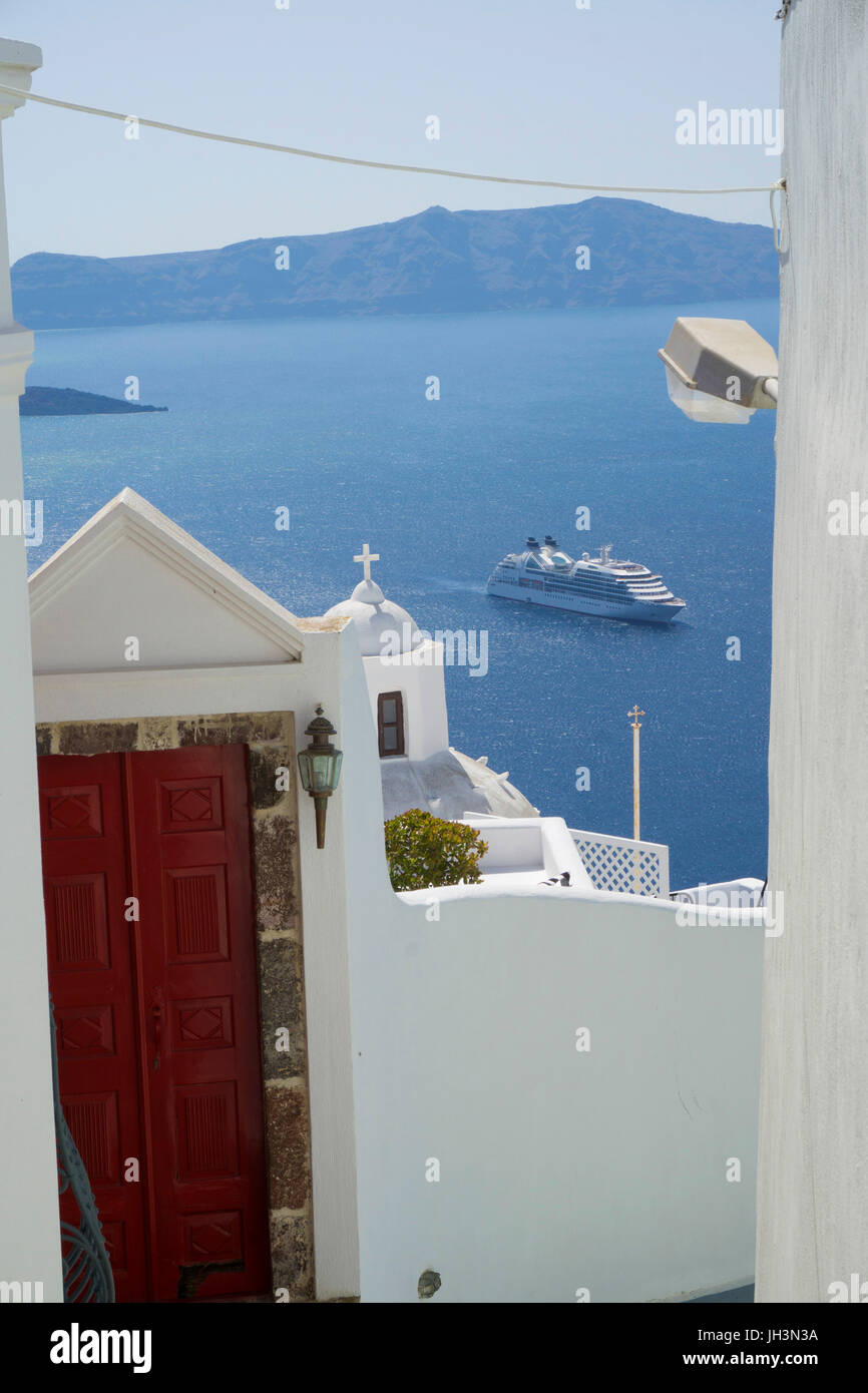 Allée couverte avec vue sur la caldeira, Thira, Santorin, Cyclades, Grèce, Mer Méditerranée, Europe Banque D'Images