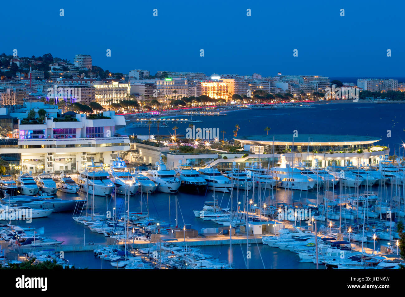 Vieux port et du Palais des Festivals et des congrès avec la Croisette, Cannes, France at Dusk Banque D'Images