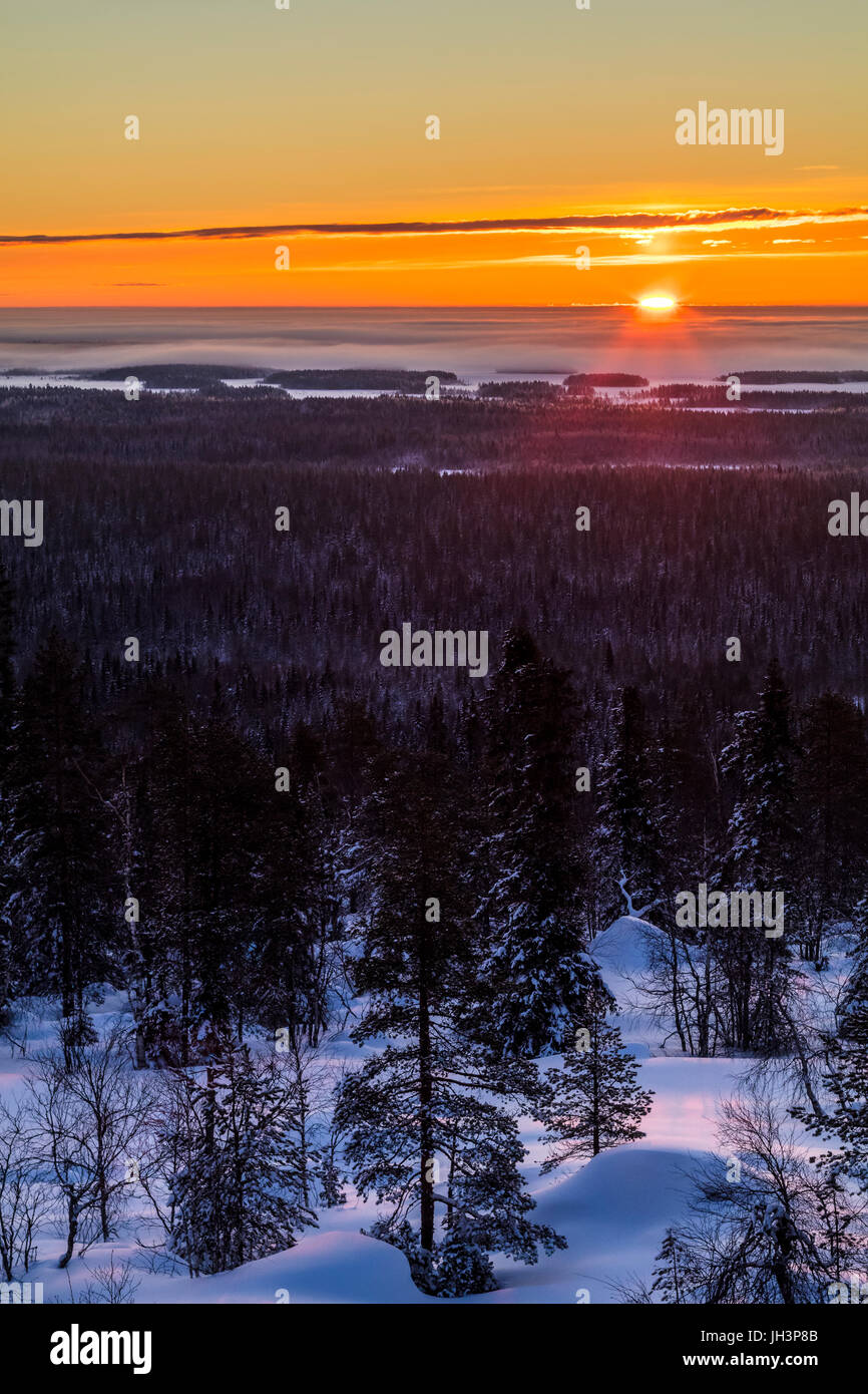 Lever du soleil d'hiver en Finlande Photo Stock - Alamy