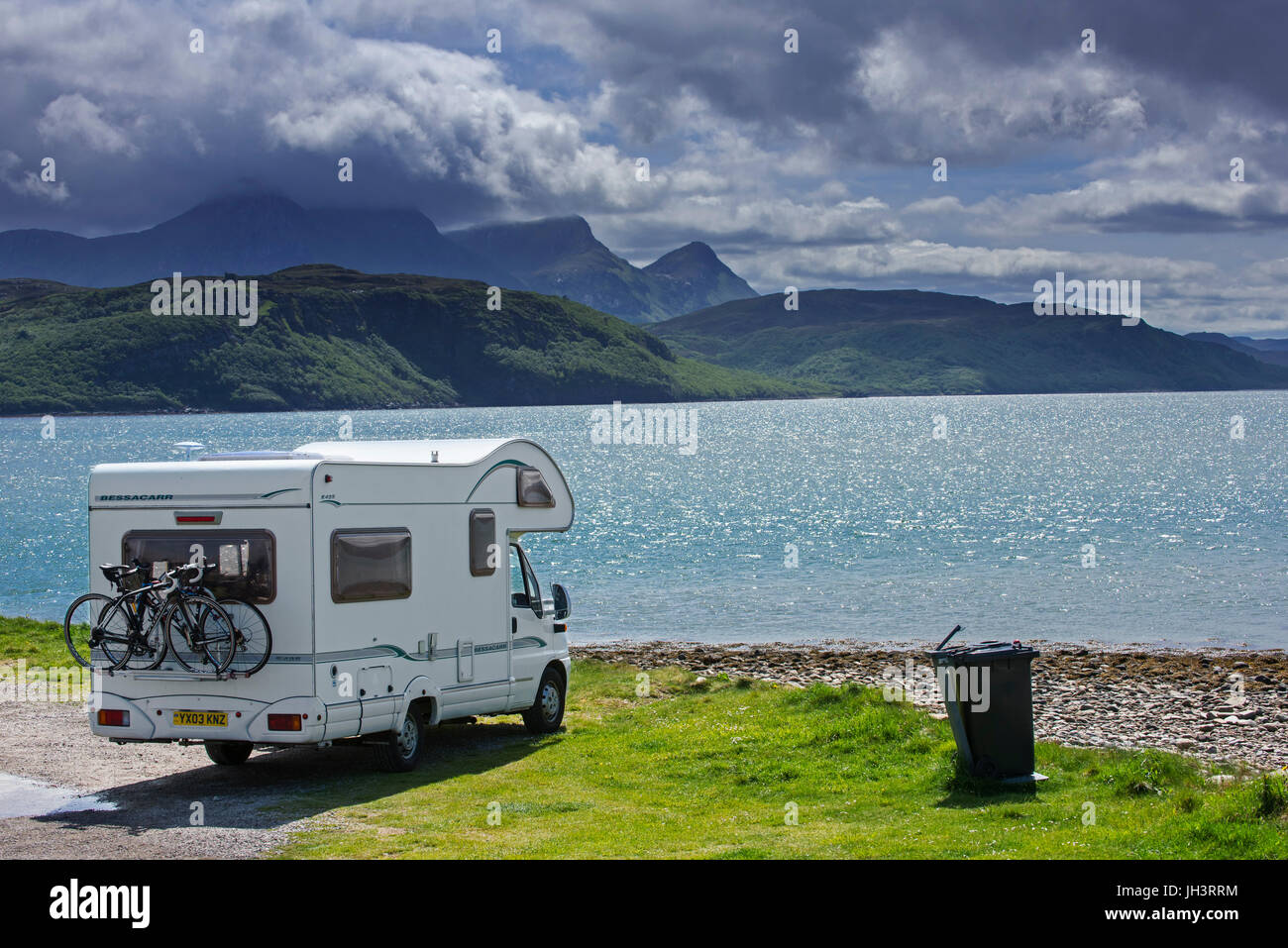 Camping stationné sur la rive le long de Kyle de langue, mer peu profonde dans le nord-ouest de loch Highland, Sutherland, Highlands, Scotland, UK Banque D'Images