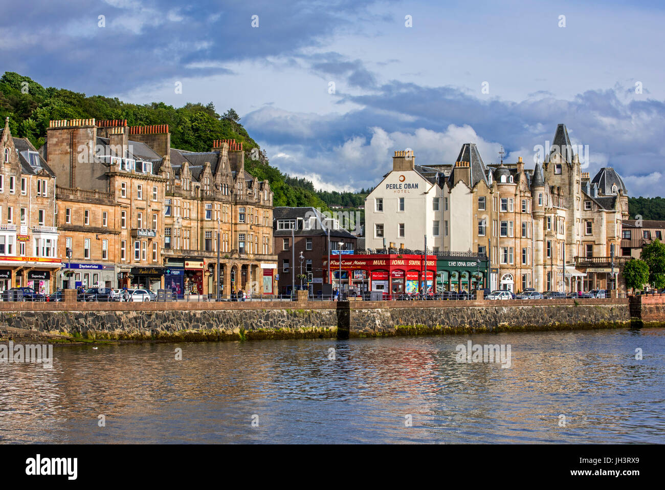 Hôtels et magasins le long du front de mer à Oban, Argyll and Bute, Ecosse, Royaume-Uni Banque D'Images