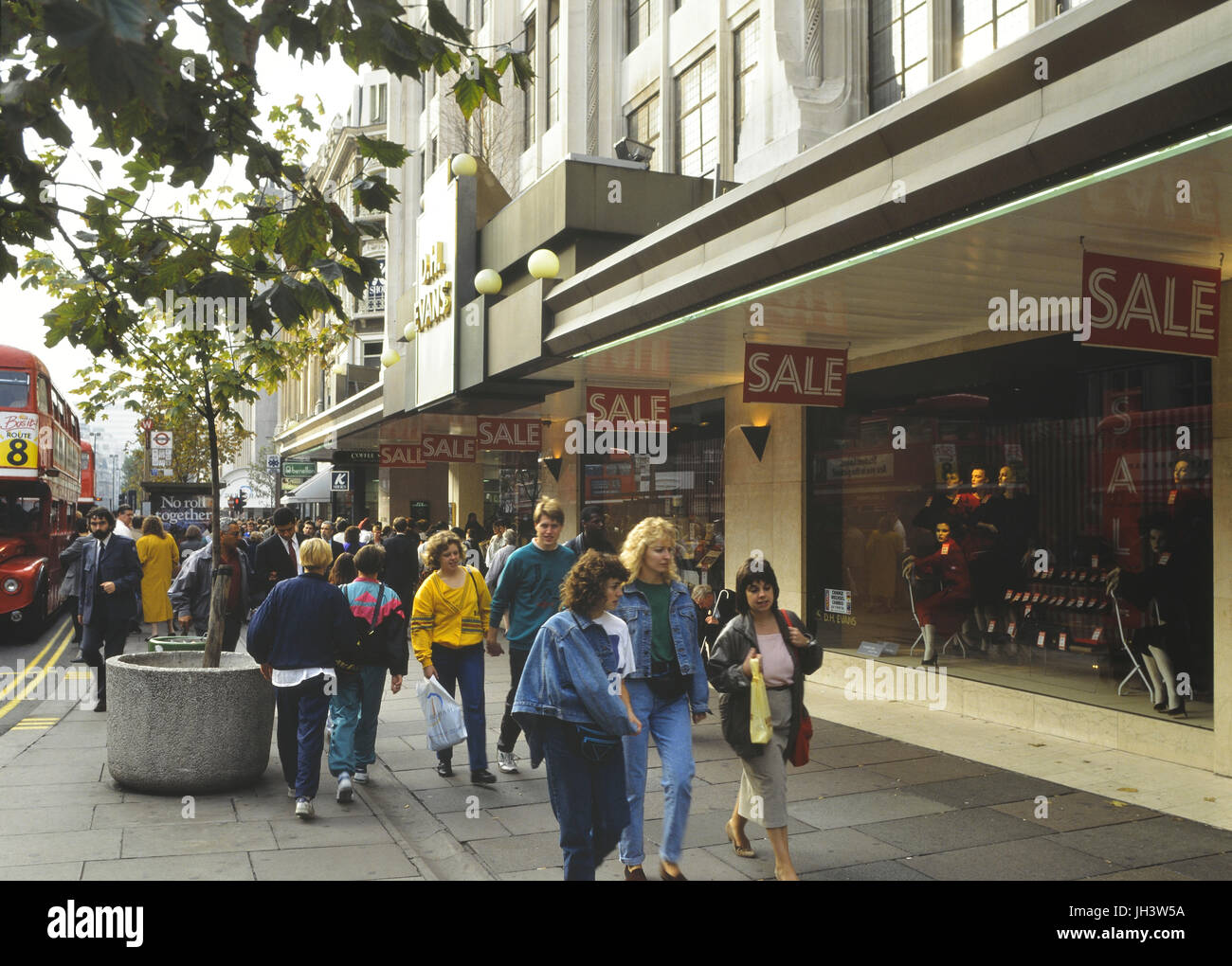 DH Evans department store vente, Oxford Street, Londres, Angleterre, Royaume-Uni. Circa 1980 Banque D'Images