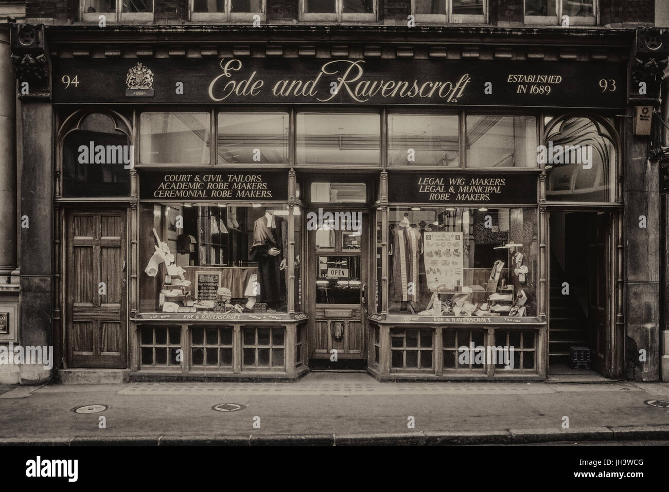 Ravenscroft, robe d'Ede et décideurs & tailleurs depuis 1689, Chancery Lane, Londres, Angleterre, vers 1980 Banque D'Images