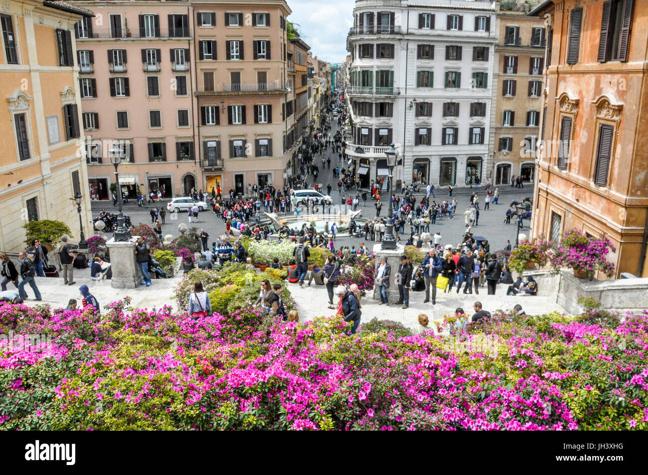 Fontana della Barcaccia et Via dei Condotti, vu du haut de la place d'Espagne. Banque D'Images