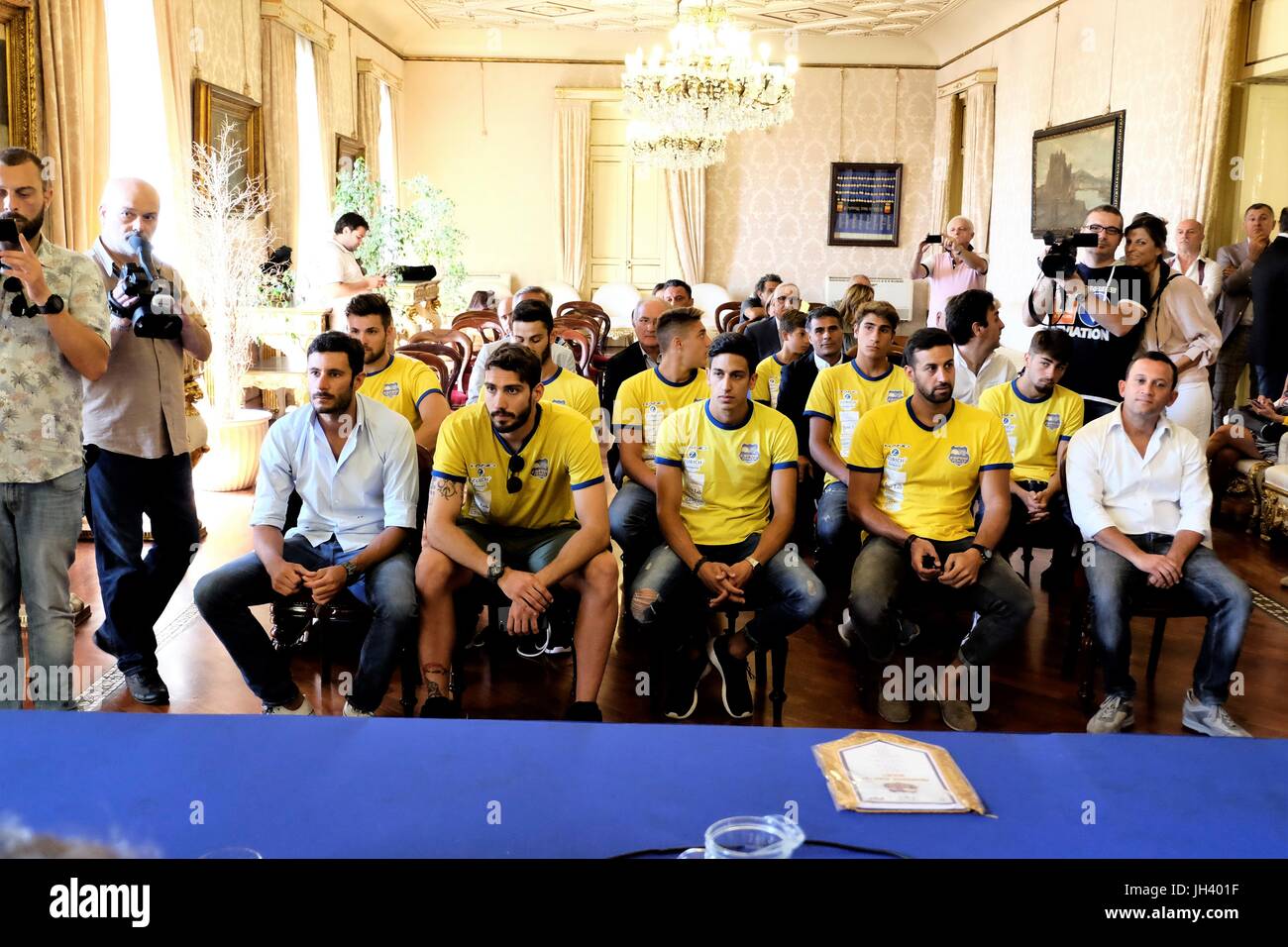 Après la promenade exaltante qui a vu Cesport à naviguer la série A2 de la National Water-polo championship, le maire de Naples, Luigi De Magistris, a souhaité le président Esposito pour recevoir les athlètes et les dirigeants de la formation napolitaine à la salle du "Palazzo San Giacomo'. (Photo par Fabio Sasso / Pacific Press) Banque D'Images