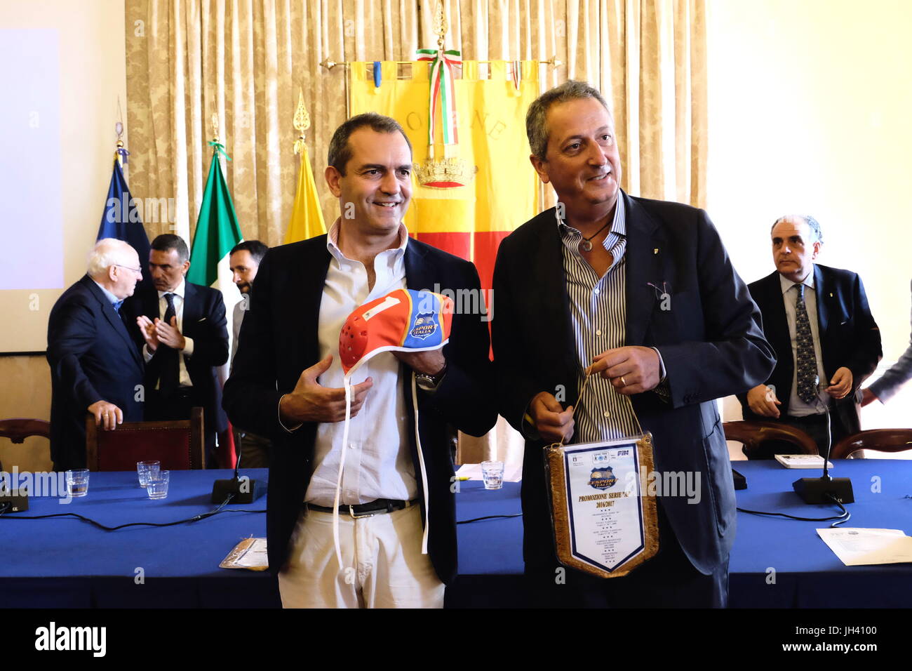 Après la promenade exaltante qui a vu Cesport à naviguer la série A2 de la National Water-polo championship, le maire de Naples, Luigi De Magistris, a souhaité le président Esposito pour recevoir les athlètes et les dirigeants de la formation napolitaine à la salle du "Palazzo San Giacomo'. (Photo par Fabio Sasso / Pacific Press) Banque D'Images