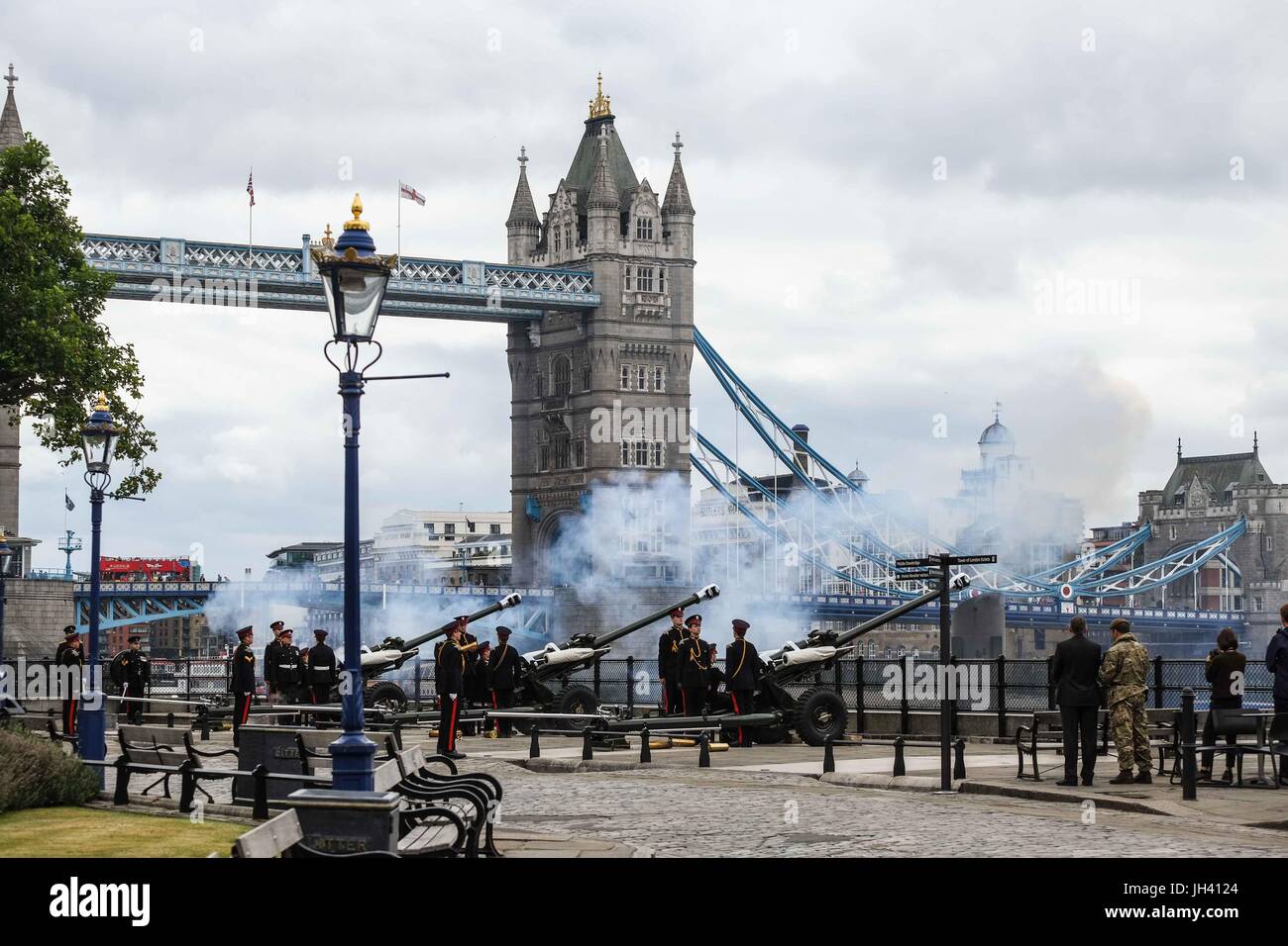 Londres, Royaume-Uni. 12 juillet, 2017. 62 salut au canon à la tour de l'Honorable Artillery Company pour la visite d'état du roi Felipe VI et La Reine Letizia d'Espagne. Credit : Claire Doherty/Pacific Press/Alamy Live News Banque D'Images