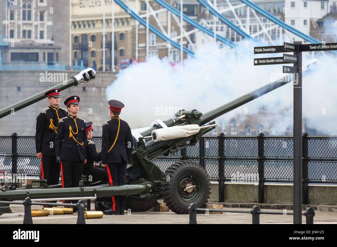 Londres, Royaume-Uni. 12 juillet, 2017. 62 salut au canon à la tour de l'Honorable Artillery Company pour la visite d'état du roi Felipe VI et La Reine Letizia d'Espagne. Credit : Claire Doherty/Pacific Press/Alamy Live News Banque D'Images