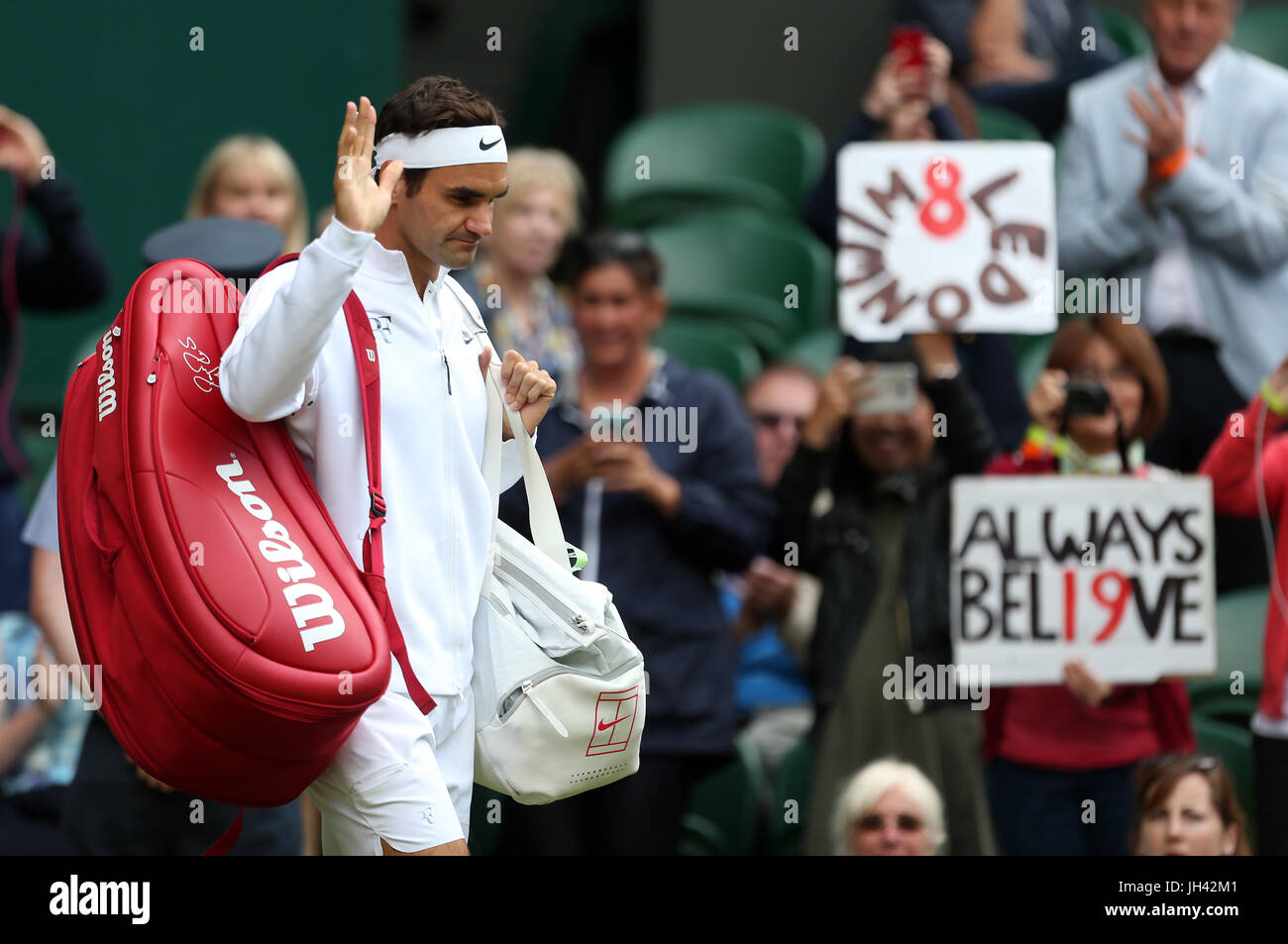 Roger Federer sort sur cour pour son match contre Milos Raonic au jour 9 des championnats de Wimbledon à l'All England Lawn Tennis et croquet Club, Wimbledon. Banque D'Images