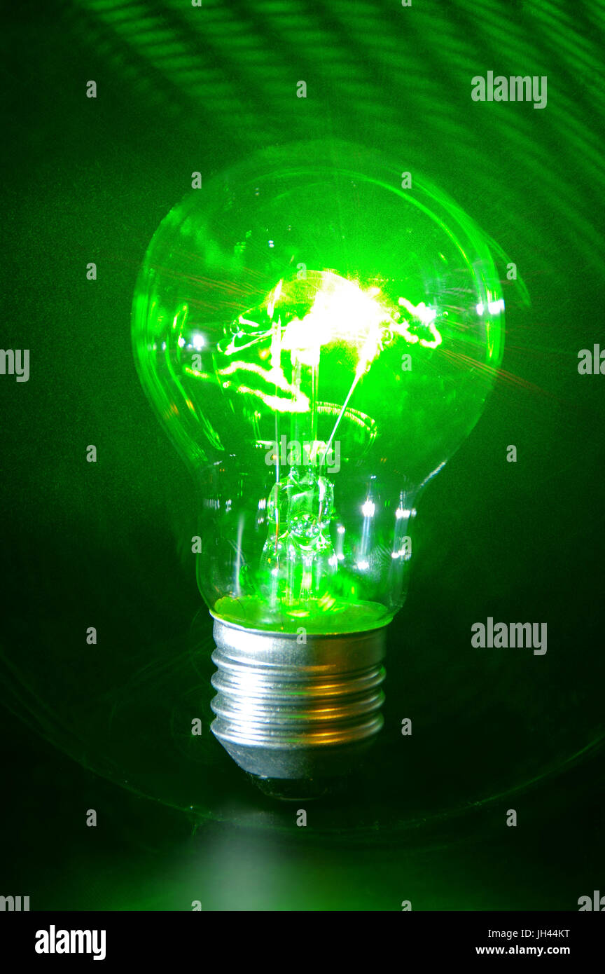 Concept de l'ampoule classique d'alimentation vert avec éclat de rayons laser. Banque D'Images