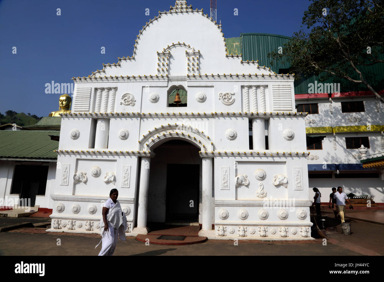 Dambulla Sri Lanka Golden Temple Woman Walking par Gateway Banque D'Images