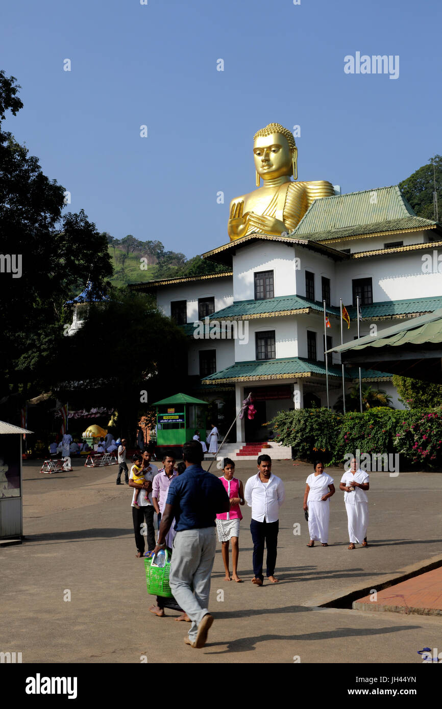 Dambulla Sri Lanka Temple d'or des visiteurs en entrée de Rangiri Dambulla Development Foundation Golden Buddha Banque D'Images