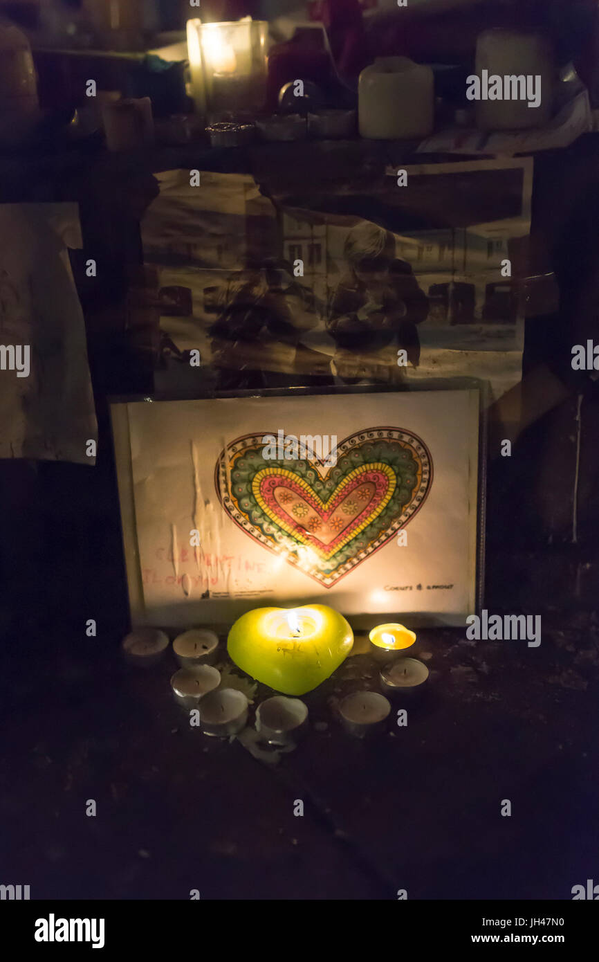 Bougie en forme de coeur un coeur scintillant de couleur de dessin. Hommage spontané à des victimes des attaques terroristes à Paris le 13 novembre 2015 : Banque D'Images