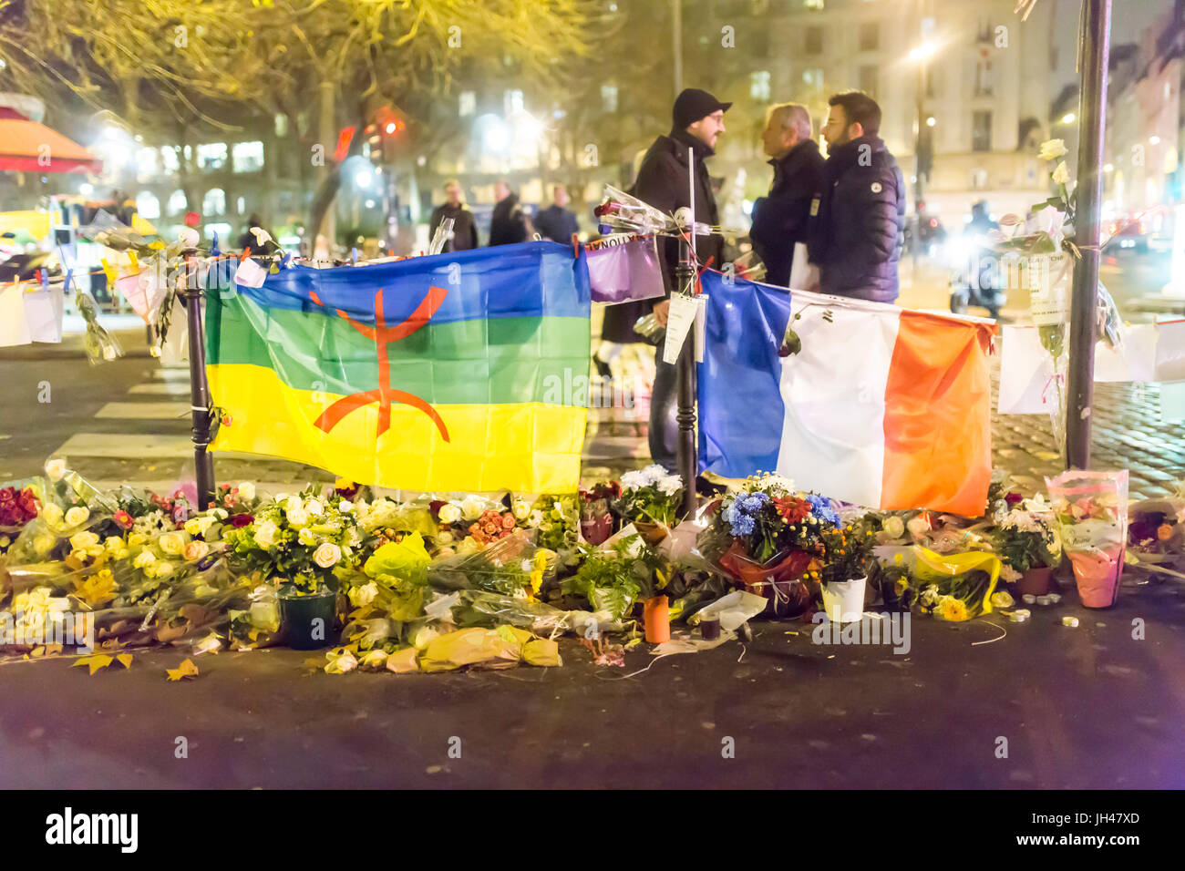 Drapeau berbère et drapeau français tout à fait. Le français et les arabes unis. Hommage aux victimes des attaques terroristes à Paris le 13 novembre 2015. Banque D'Images