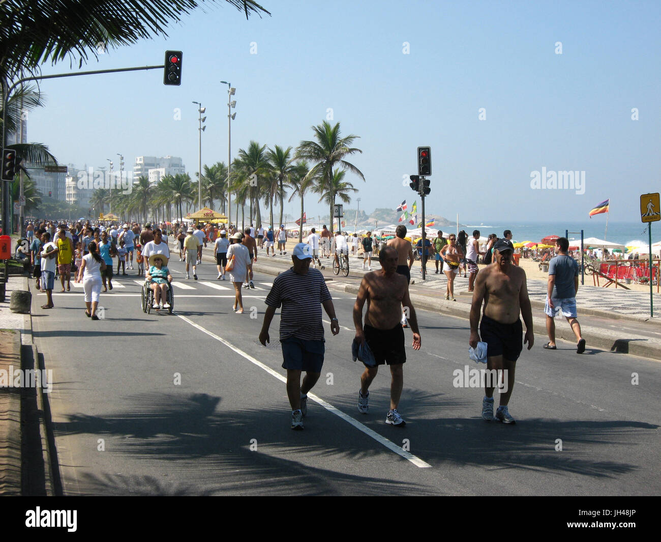 Les gens, la plage, la ville, l'Ipanema, Rio de Janeiro, Brésil Banque D'Images