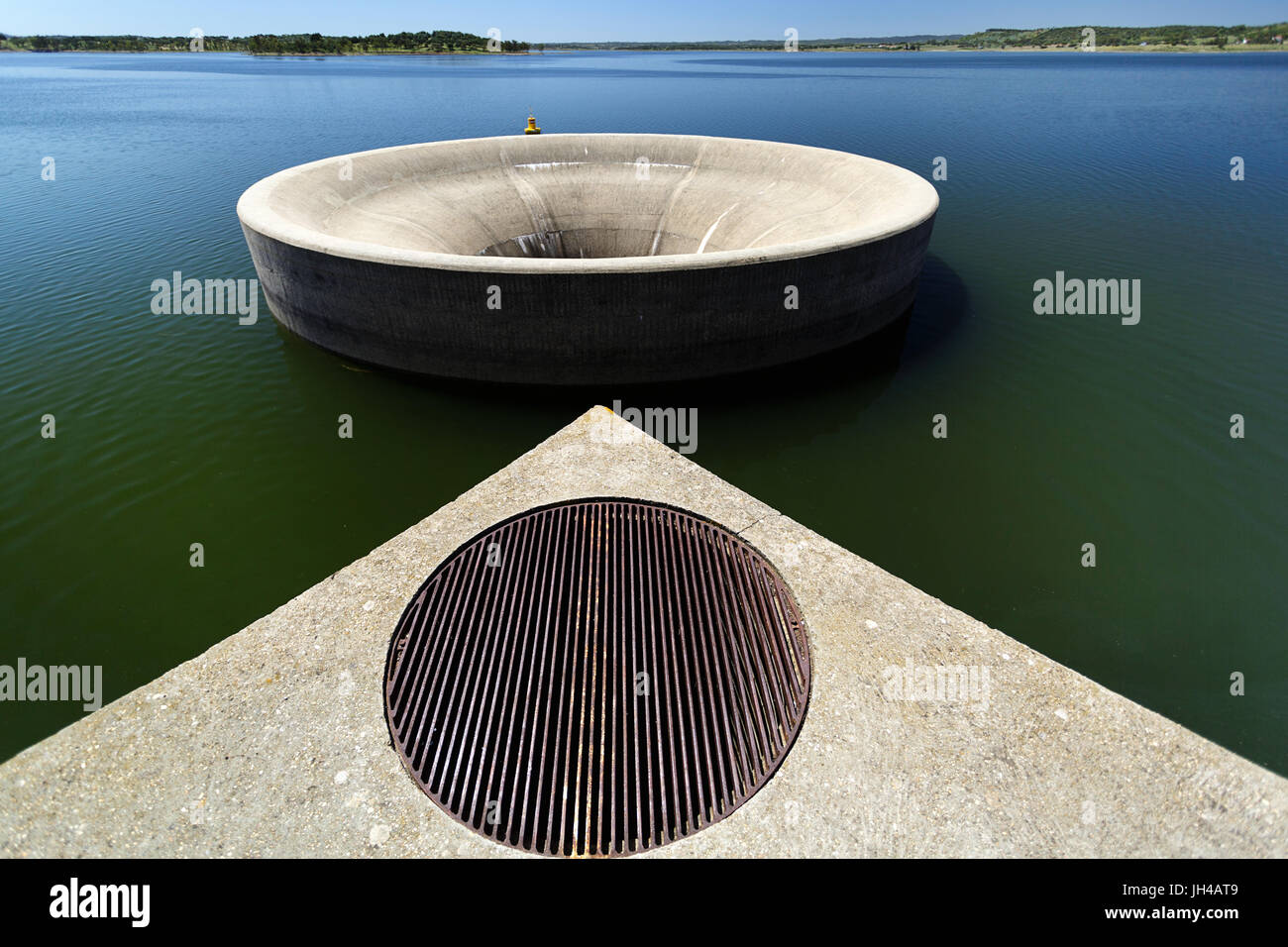 Trou d'eau au barrage de Barragem do Monte da Rocha, Panóias, Ourique,  Portugal Photo Stock - Alamy