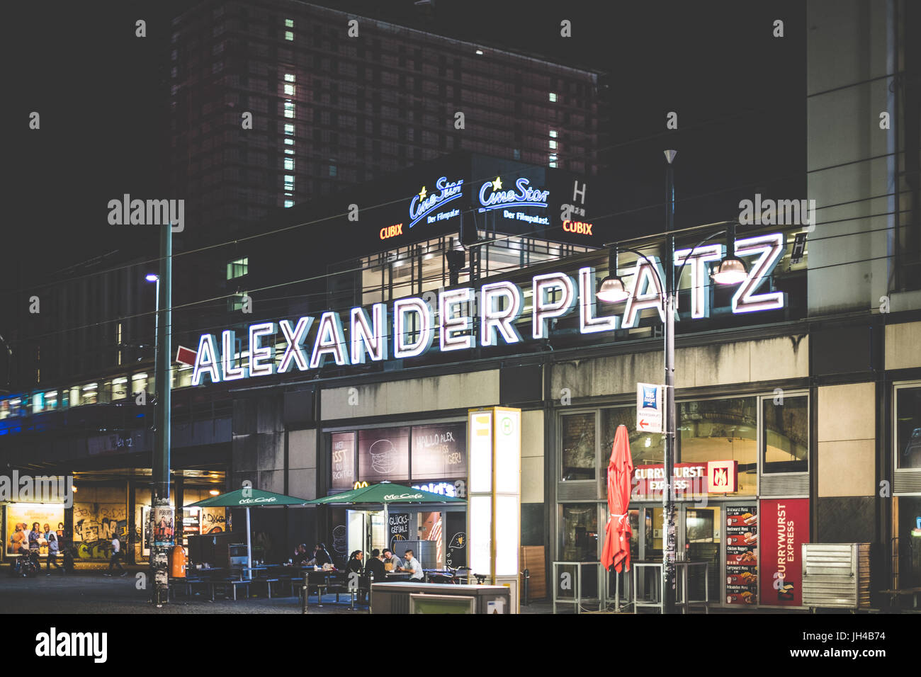 Berlin, Allemagne - 11 juillet 2017 : lettres de la gare Alexanderplatz à l'extérieur nuit à Berlin, Allemagne. Banque D'Images