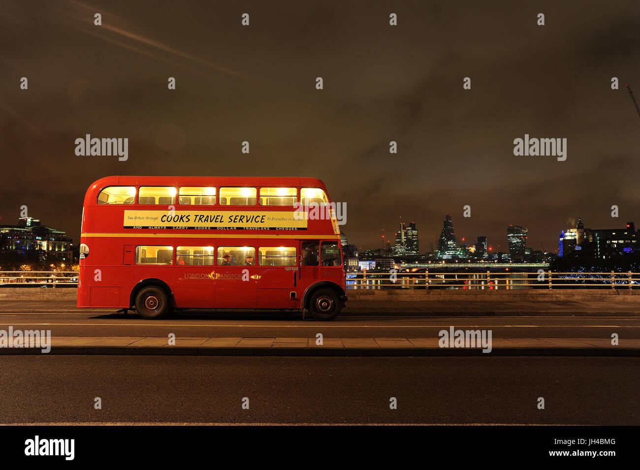 London Bus sur Waterloo Bridge at night. Banque D'Images