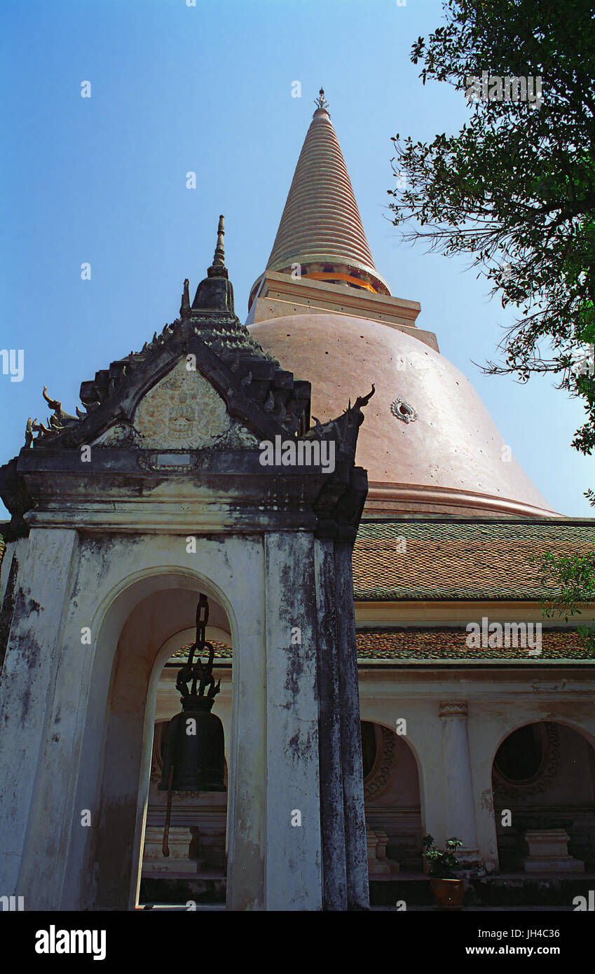 Cloître extérieur et stupa, Phra Pathom Chedi, Nakhon Pathom, Thaïlande Banque D'Images