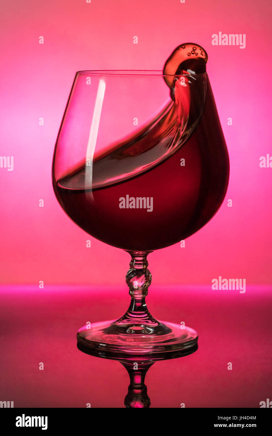 Éclaboussures de vin dans un verre Banque D'Images
