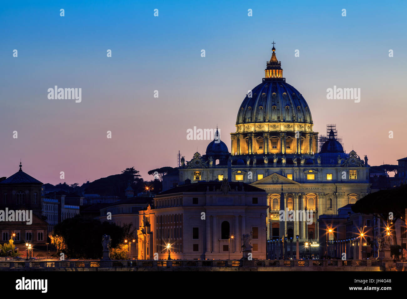 La basilique Saint Pierre au coucher du soleil, Rome, Italie Banque D'Images