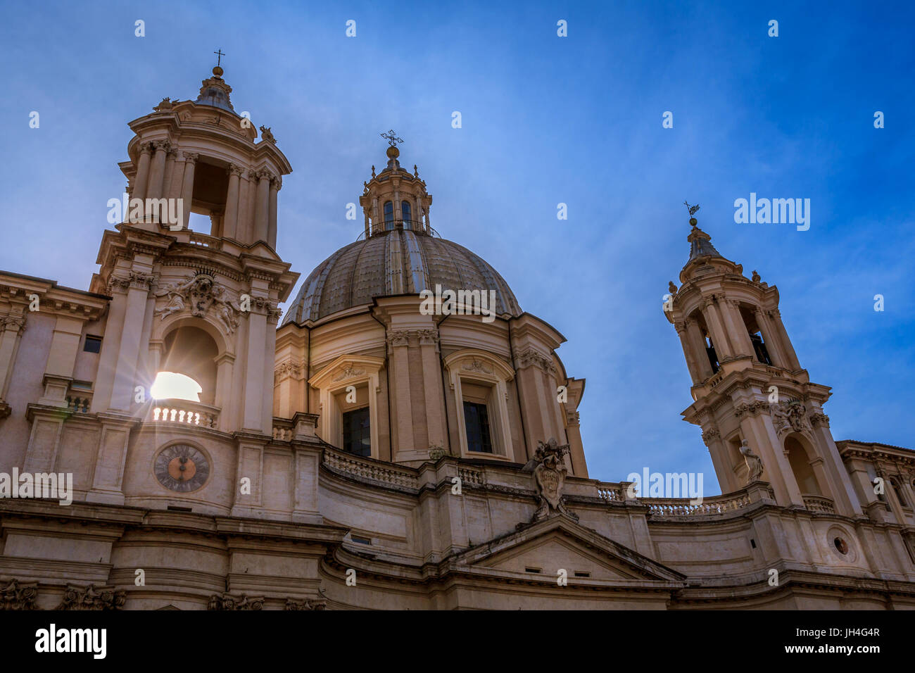 Un brillant sunburst à travers l'église église de Sant'Agnese in Agone, Piazza Navona, Rome, Latium, Italie Banque D'Images