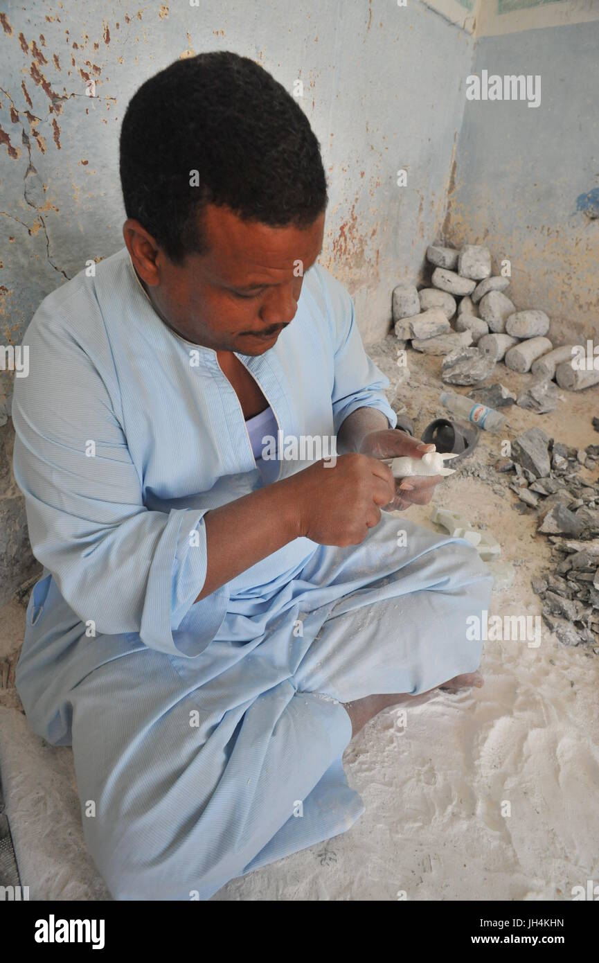 Artisan d'Albâtre Egyption faisant des pots pour les touristes Banque D'Images