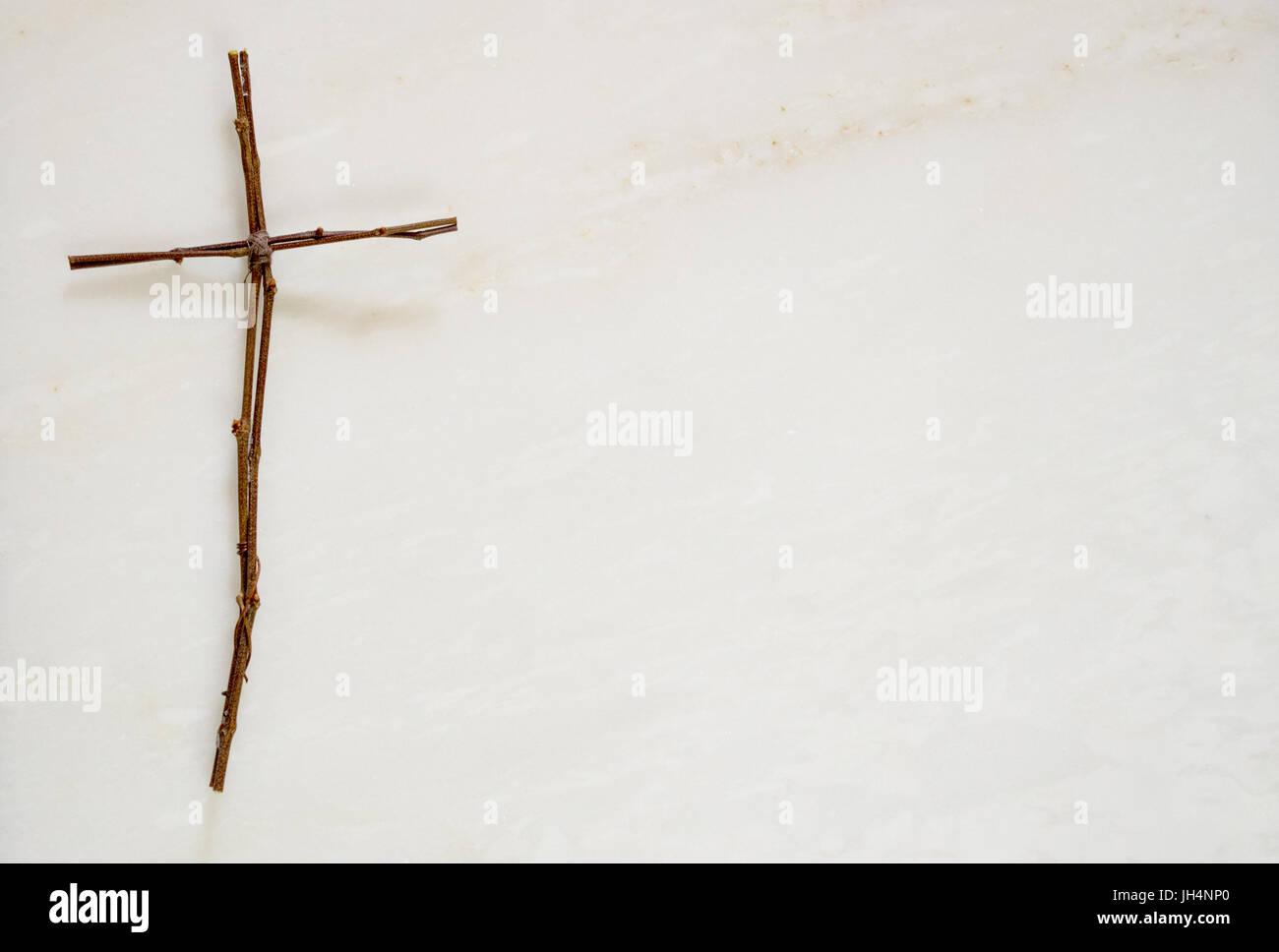 Twig croix sur fond blanc Banque D'Images