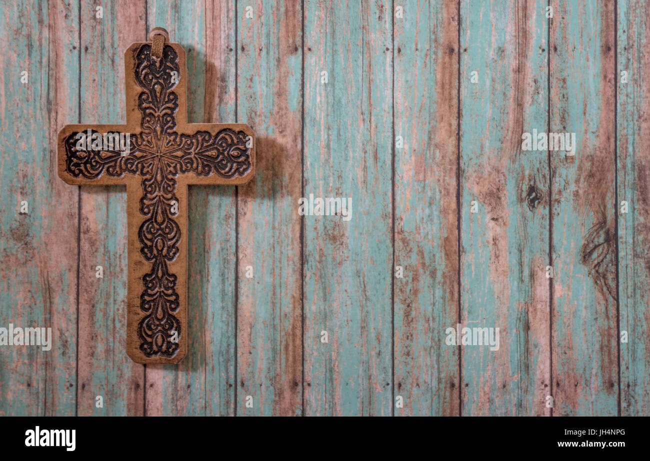 Croix en bois peint en cuir sur l'arrière-plan Banque D'Images