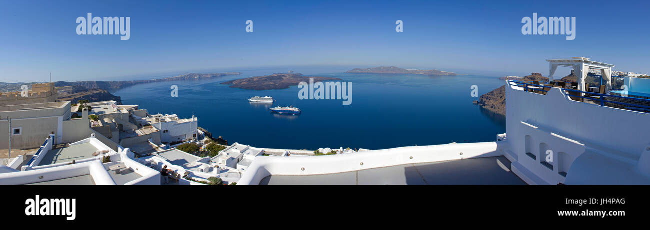 Panoramablick bei firostefani auf die kueste, vulkaninsel kreuzfahrtschiffe vor der Nea Kameni, Santorin, Canaries, aegaeis, Griechenland, mittelmeer, Banque D'Images