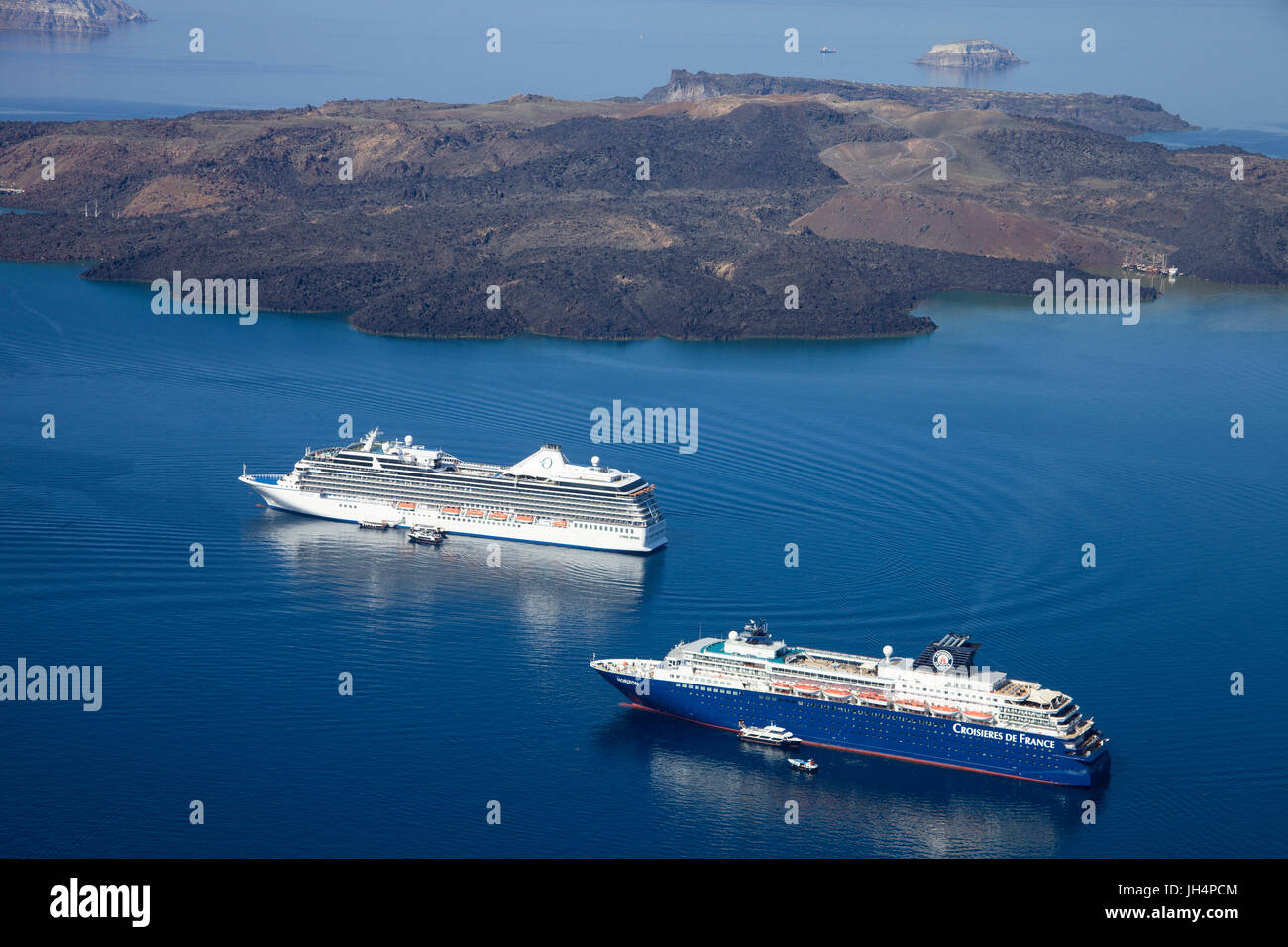 Les navires de croisière à l'île volcanique de Nea Kameni, Caldera, Fira, Santorini, Cyclades, Grèce, Mer Méditerranée, Europe Banque D'Images